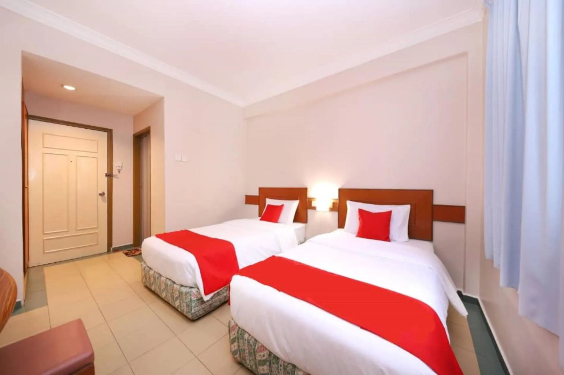 Bedroom, Bed in Famous Inn Hotel