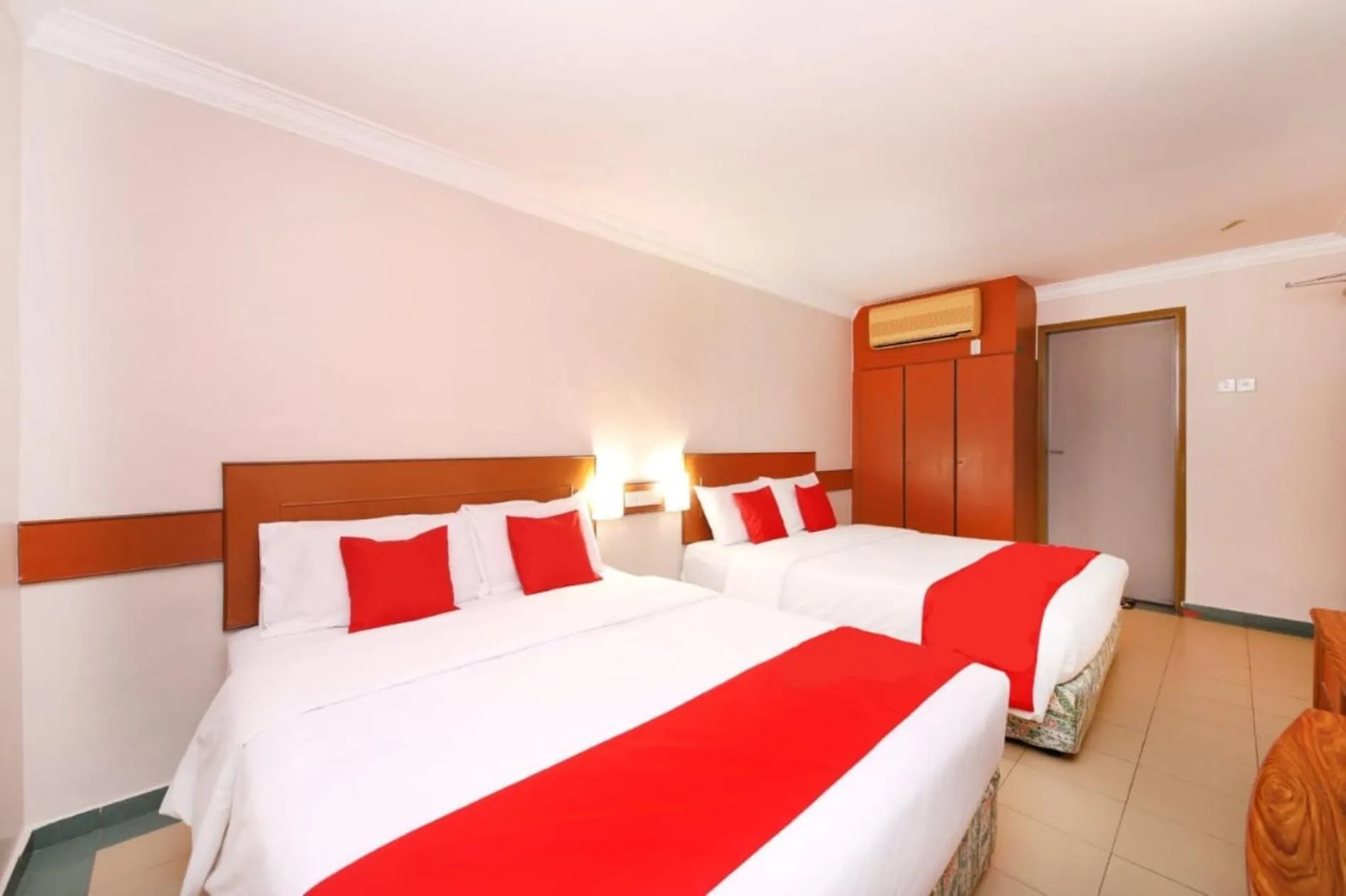 Bedroom, Bed in Famous Inn Hotel