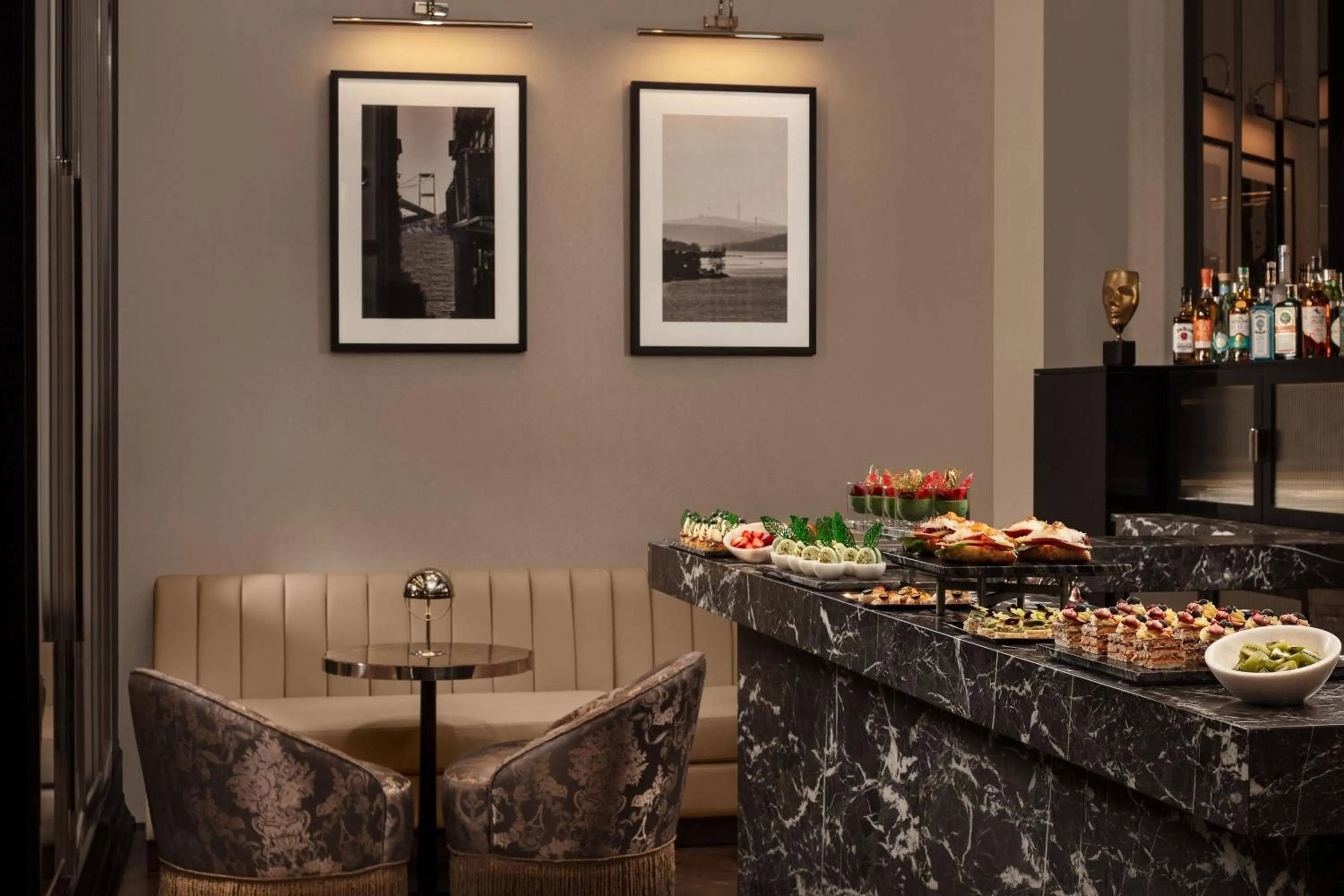 Lounge or bar in Sanasaryan Han, a Luxury Collection Hotel, Istanbul