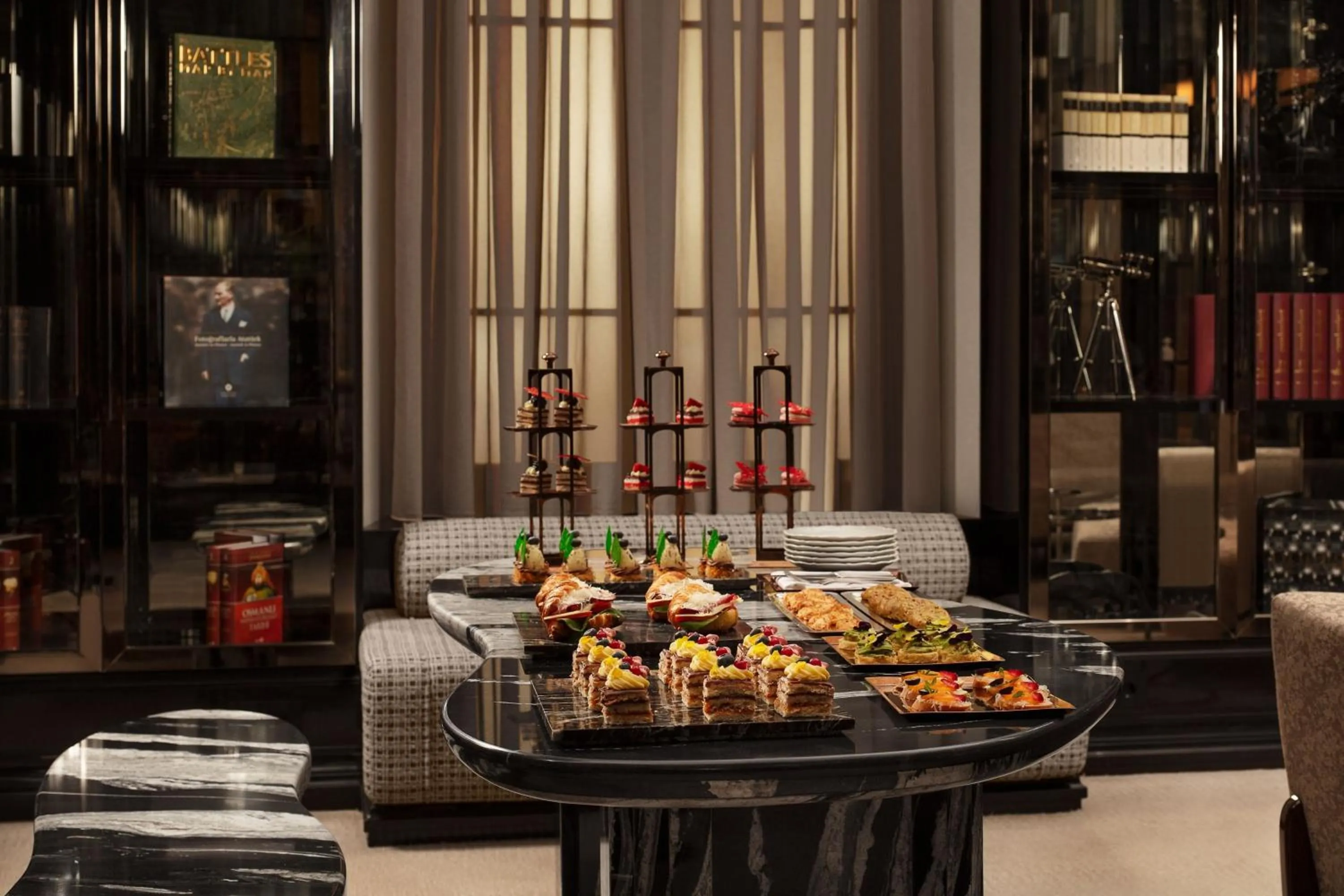 Lounge or bar in Sanasaryan Han, a Luxury Collection Hotel, Istanbul
