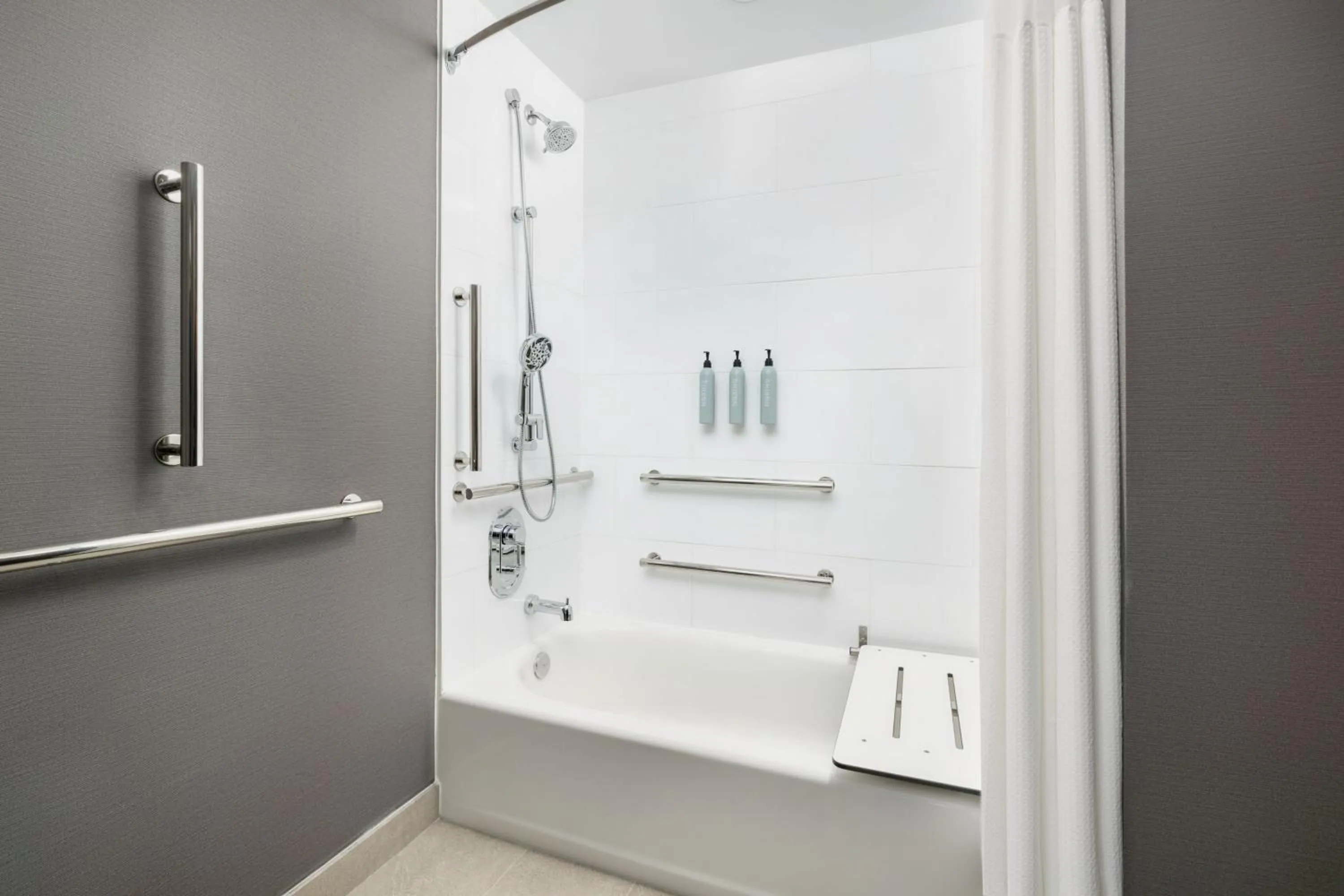 Bathroom in Courtyard by Marriott New Castle