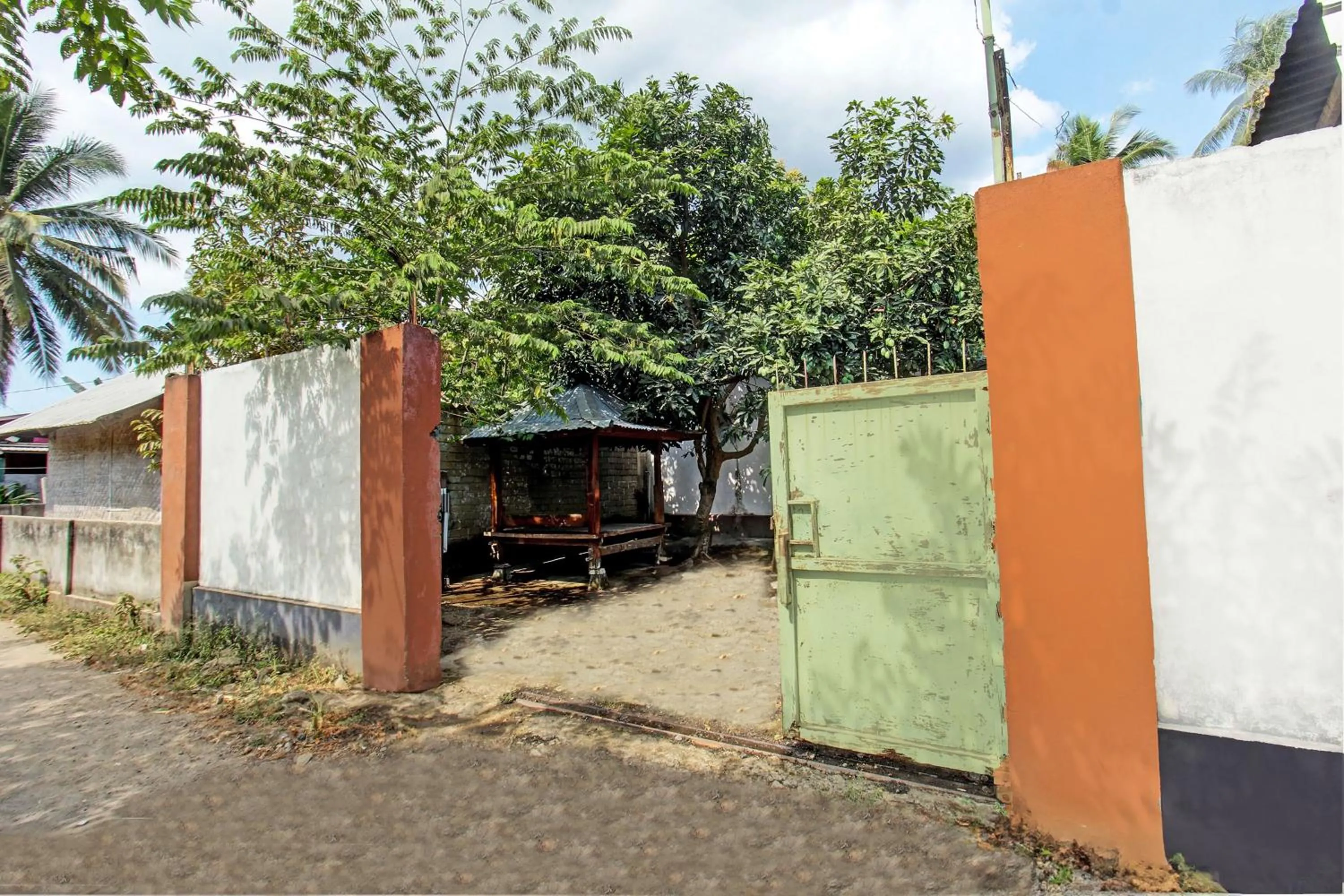 Facade/entrance in OYO Life 93058 Kos Subur