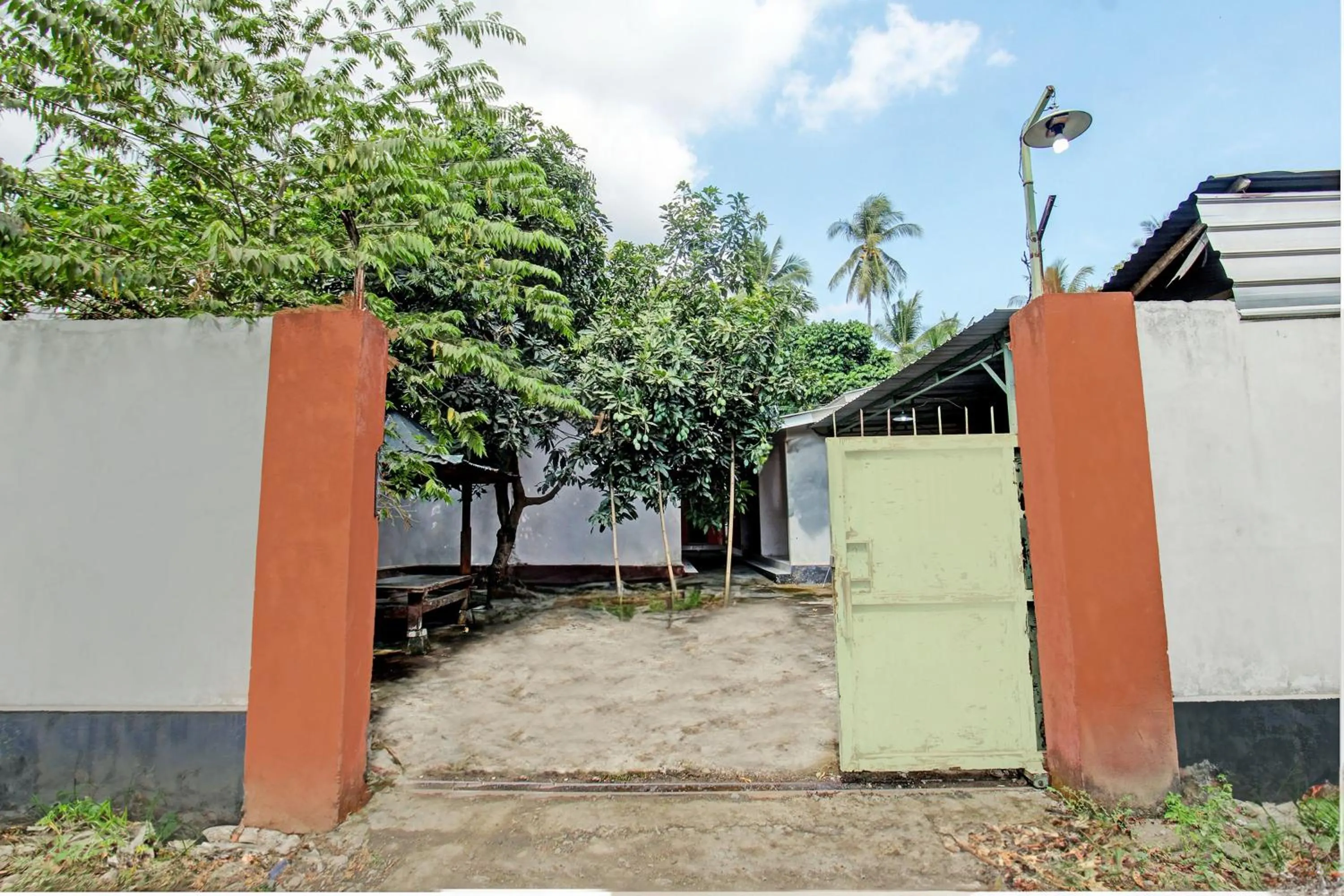 Facade/entrance in OYO Life 93058 Kos Subur