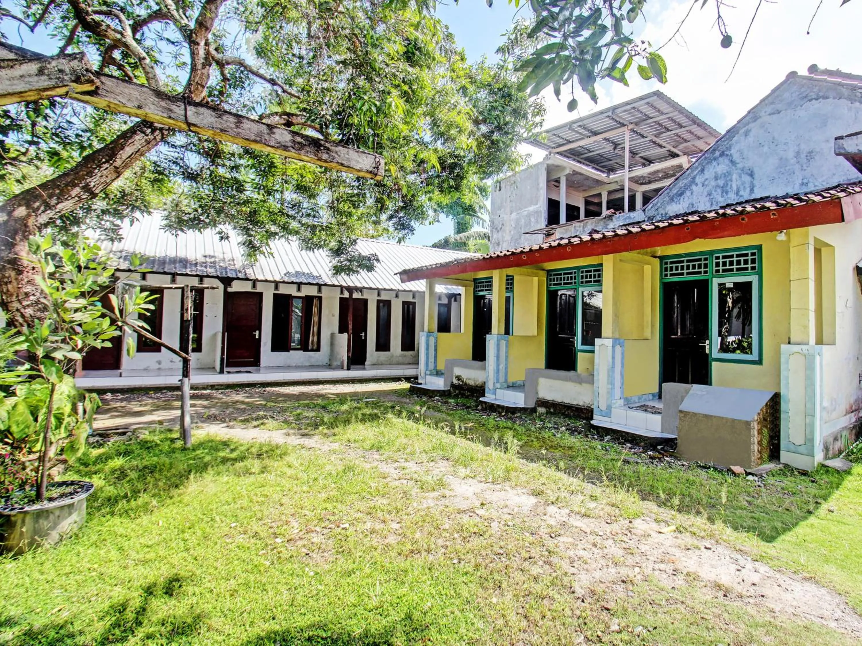 Facade/entrance in OYO Life 92853 Kost 999