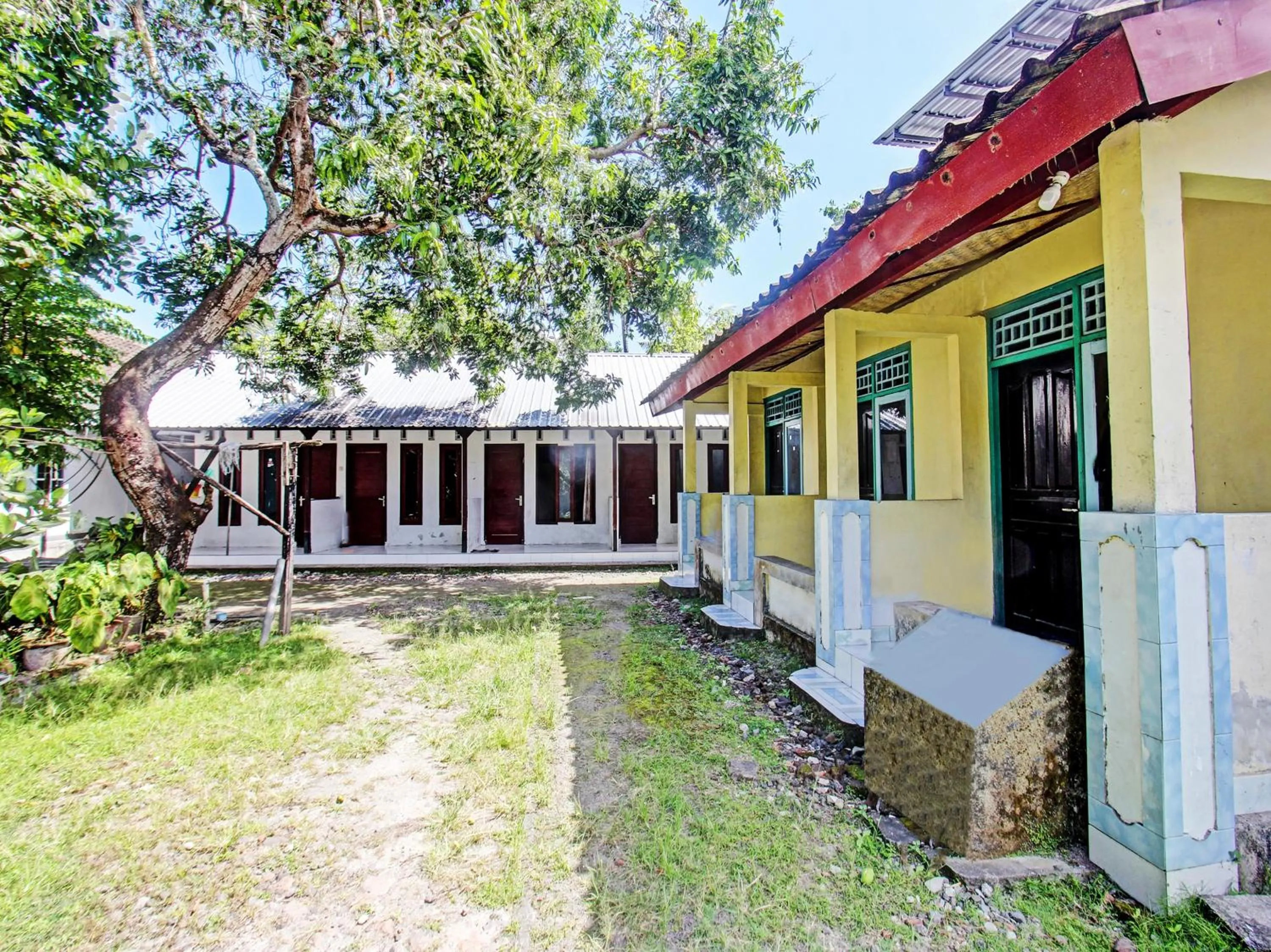 Facade/entrance in OYO Life 92853 Kost 999