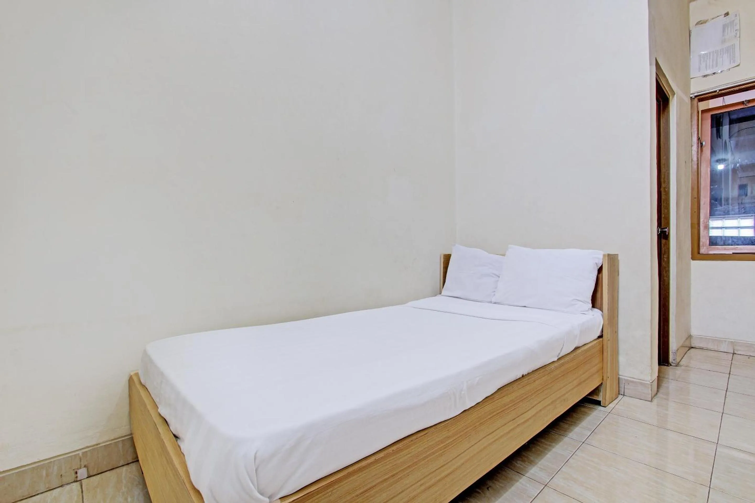 Bedroom in OYO Life 92663 Karmel 6