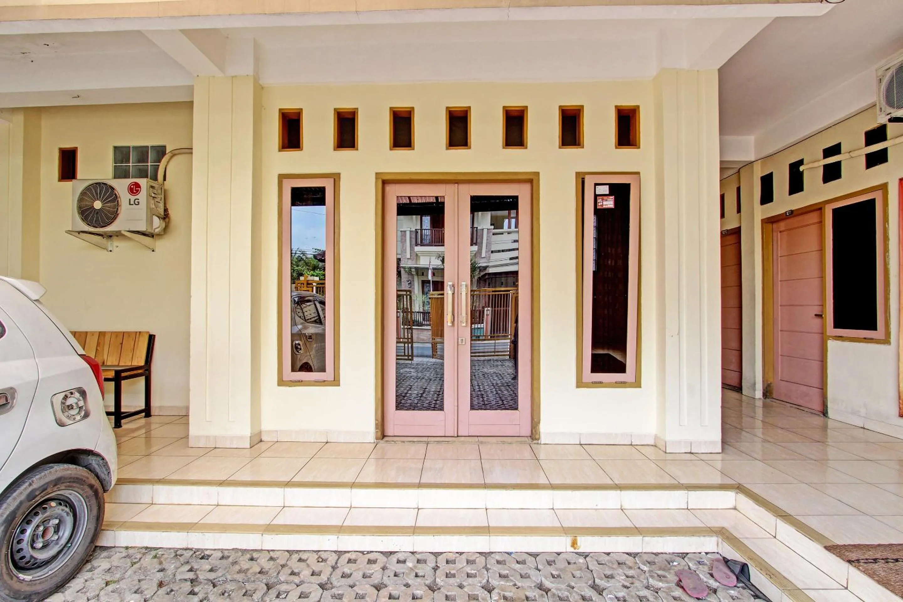 Facade/entrance in OYO Life 92663 Karmel 6