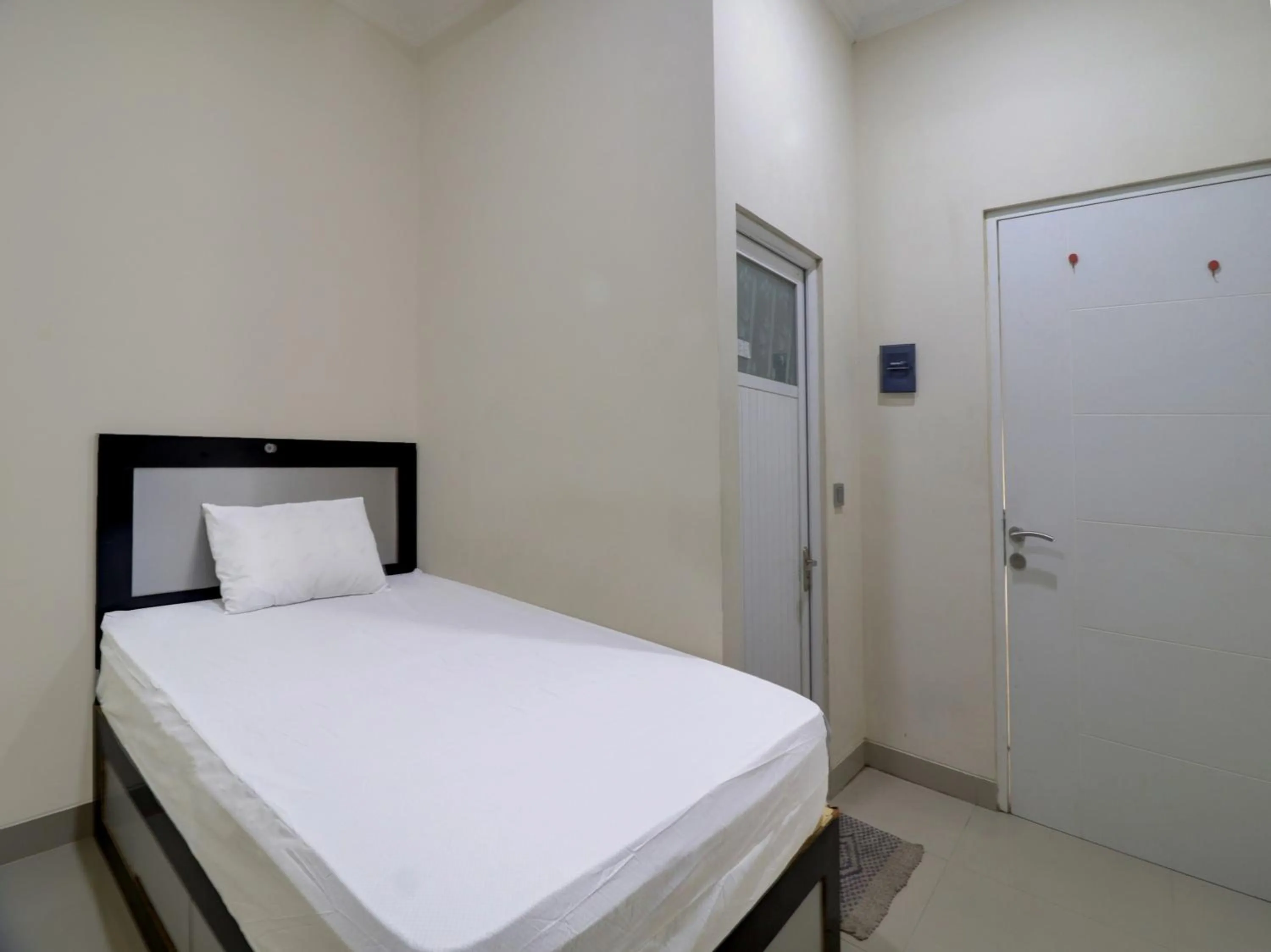 Bedroom, Bed in OYO Life 92707 D-akomiba Residence