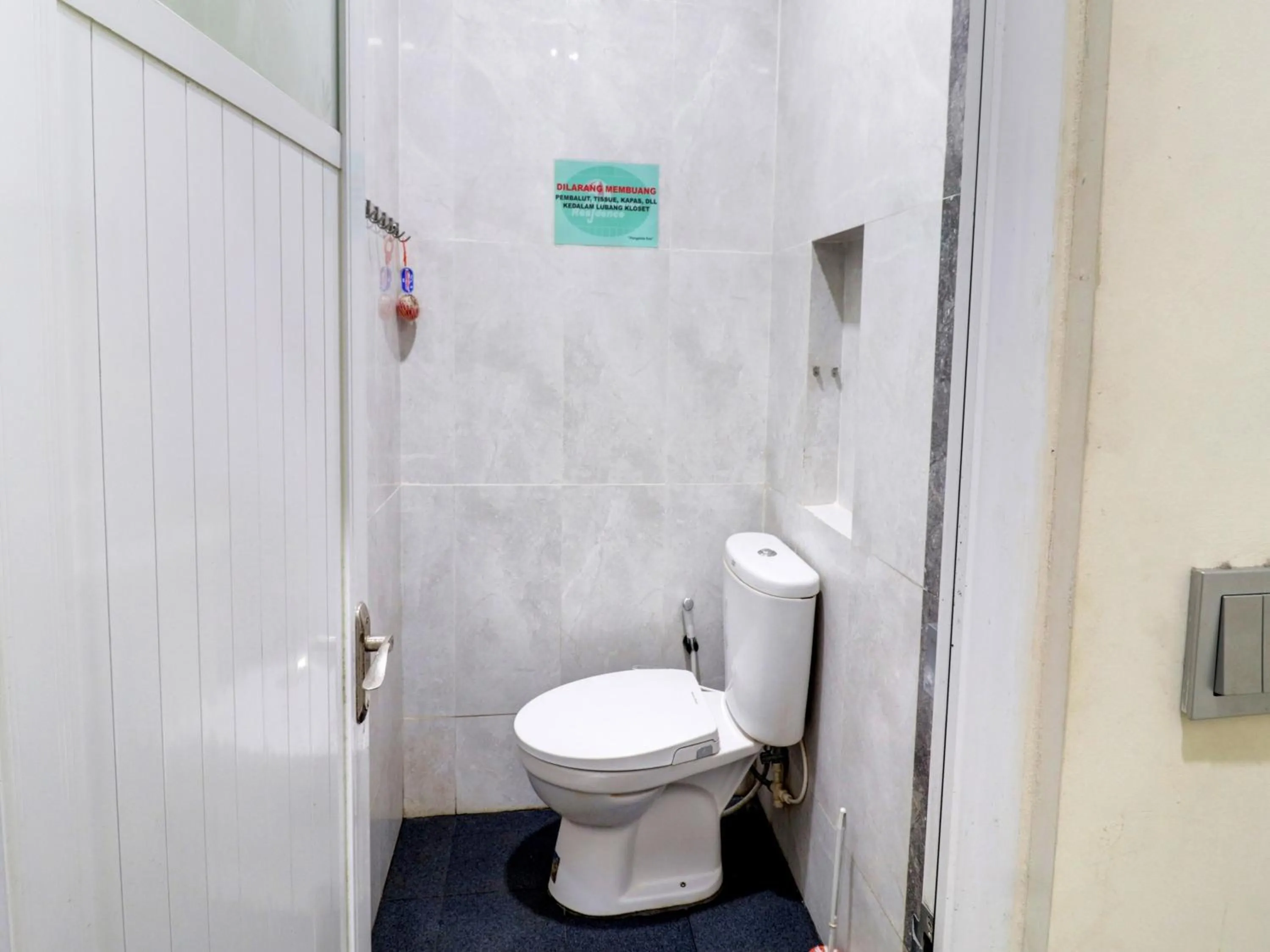 Bathroom in OYO Life 92707 D-akomiba Residence