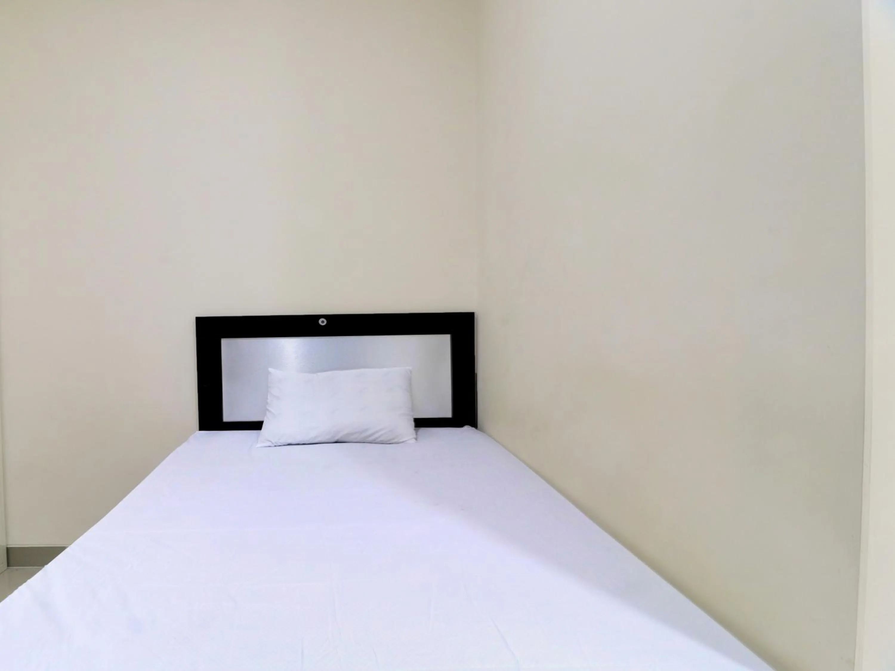 Bedroom, Bed in OYO Life 92707 D-akomiba Residence