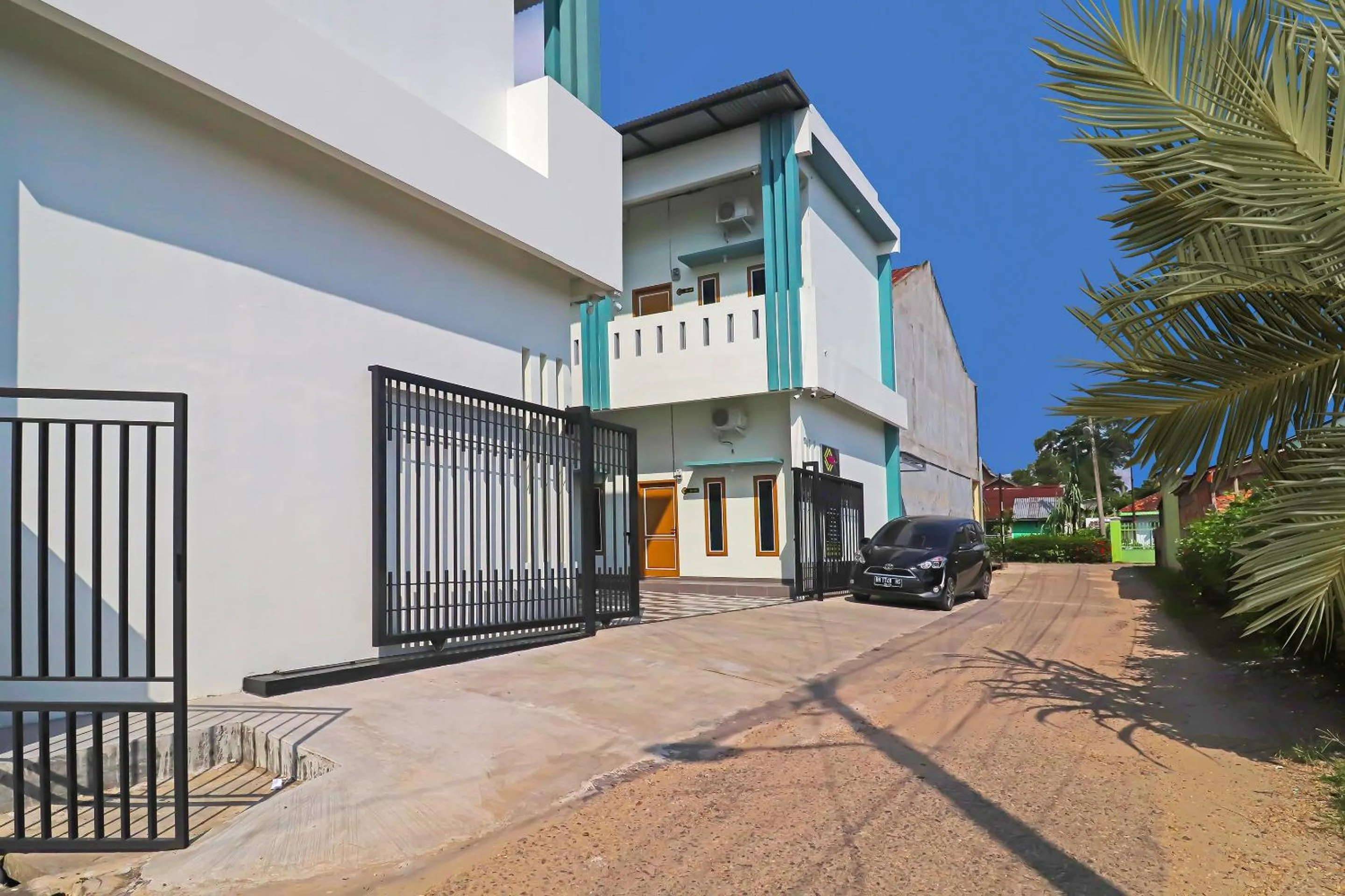 Facade/entrance in OYO Life 92691 Mc Kost Syariah