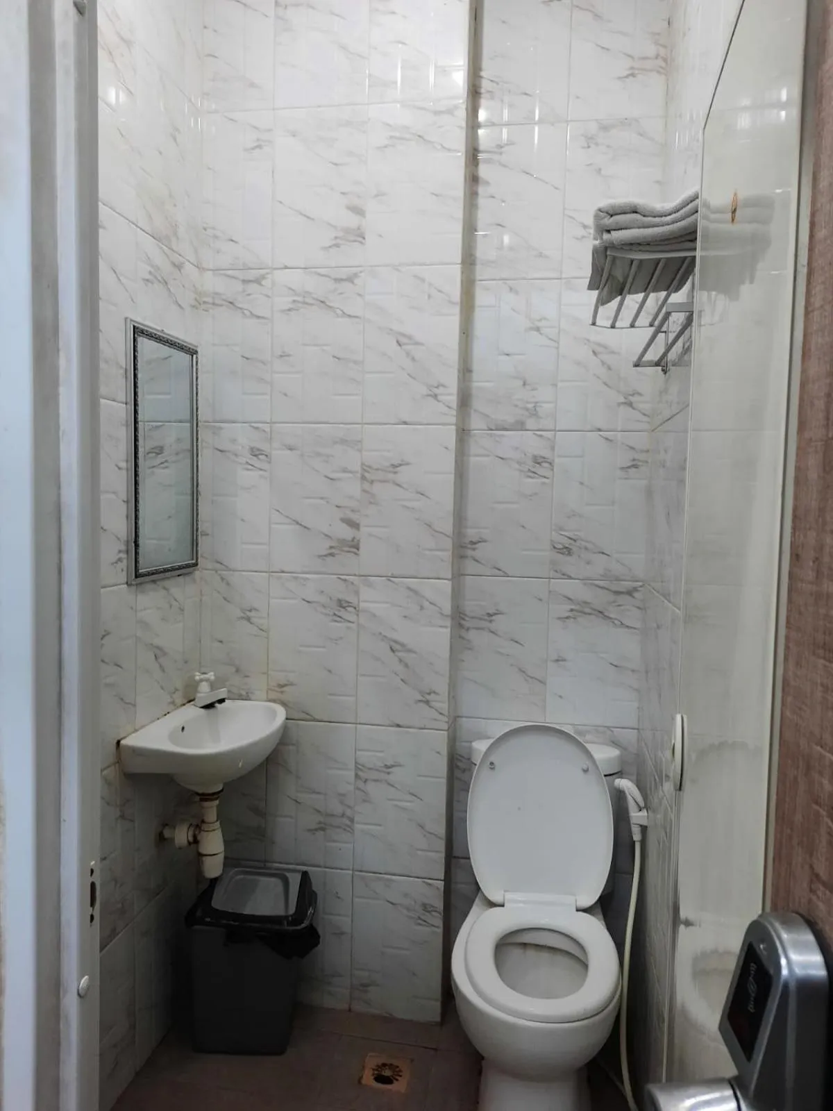 Bathroom in OYO Life 92883 Kost Ratana Cengkareng Syariah
