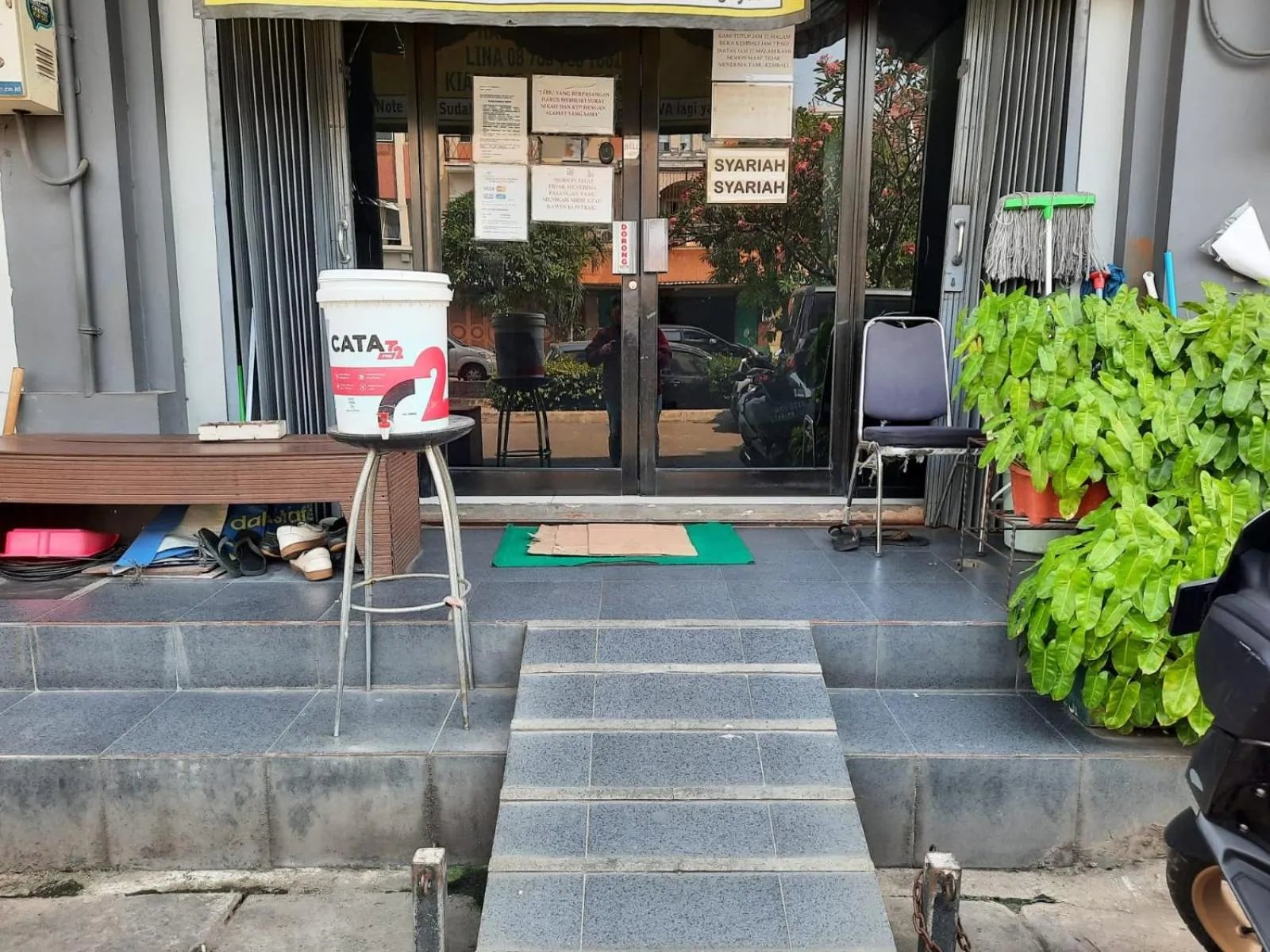 Facade/entrance in OYO Life 92883 Kost Ratana Cengkareng Syariah