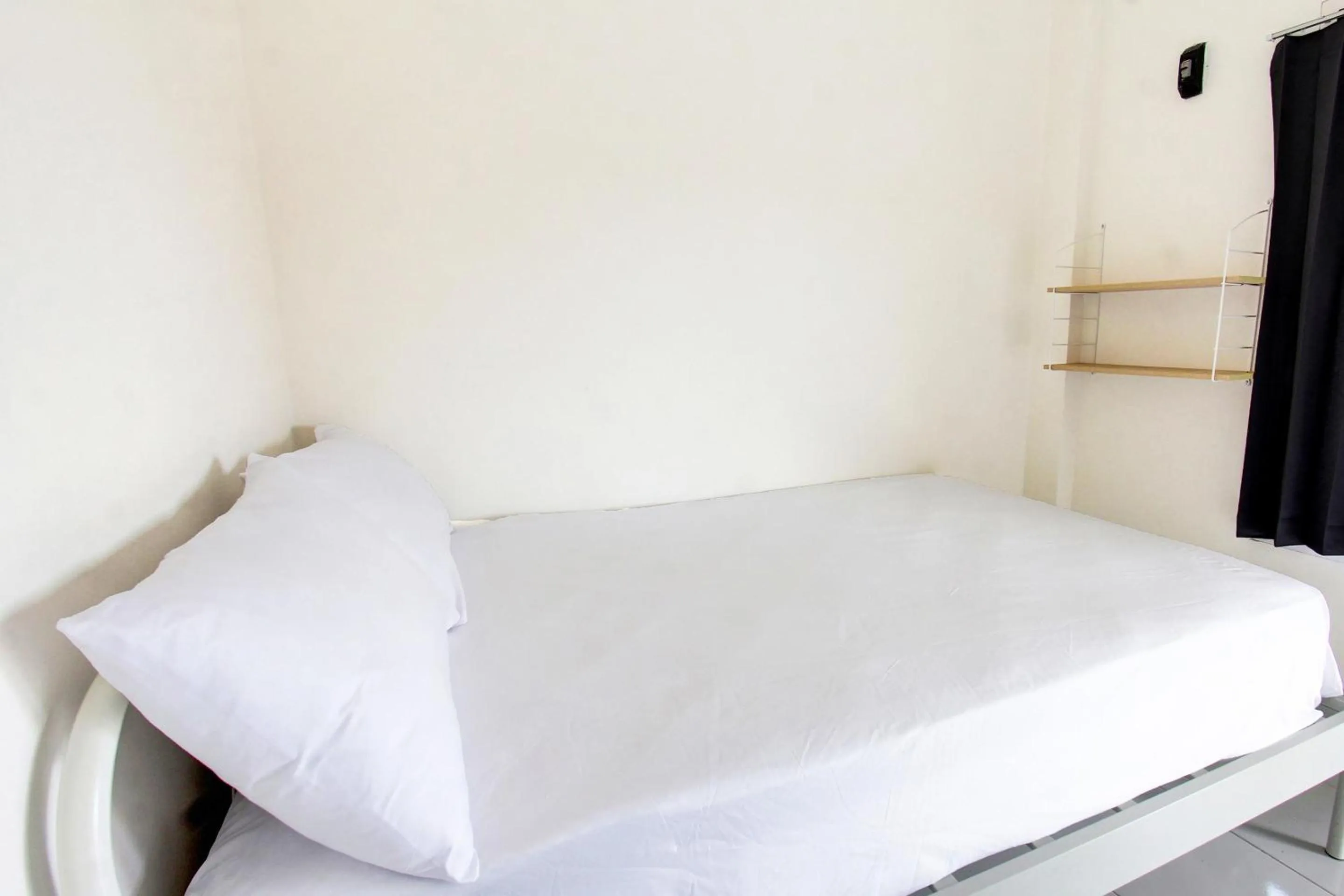 Bedroom in OYO Life 92769 Janigo Kos