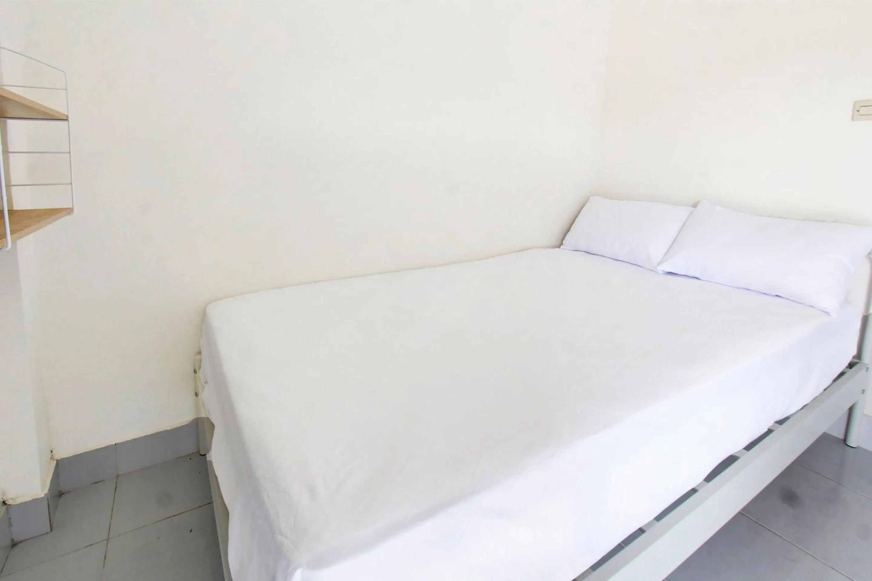 Bedroom in OYO Life 92769 Janigo Kos