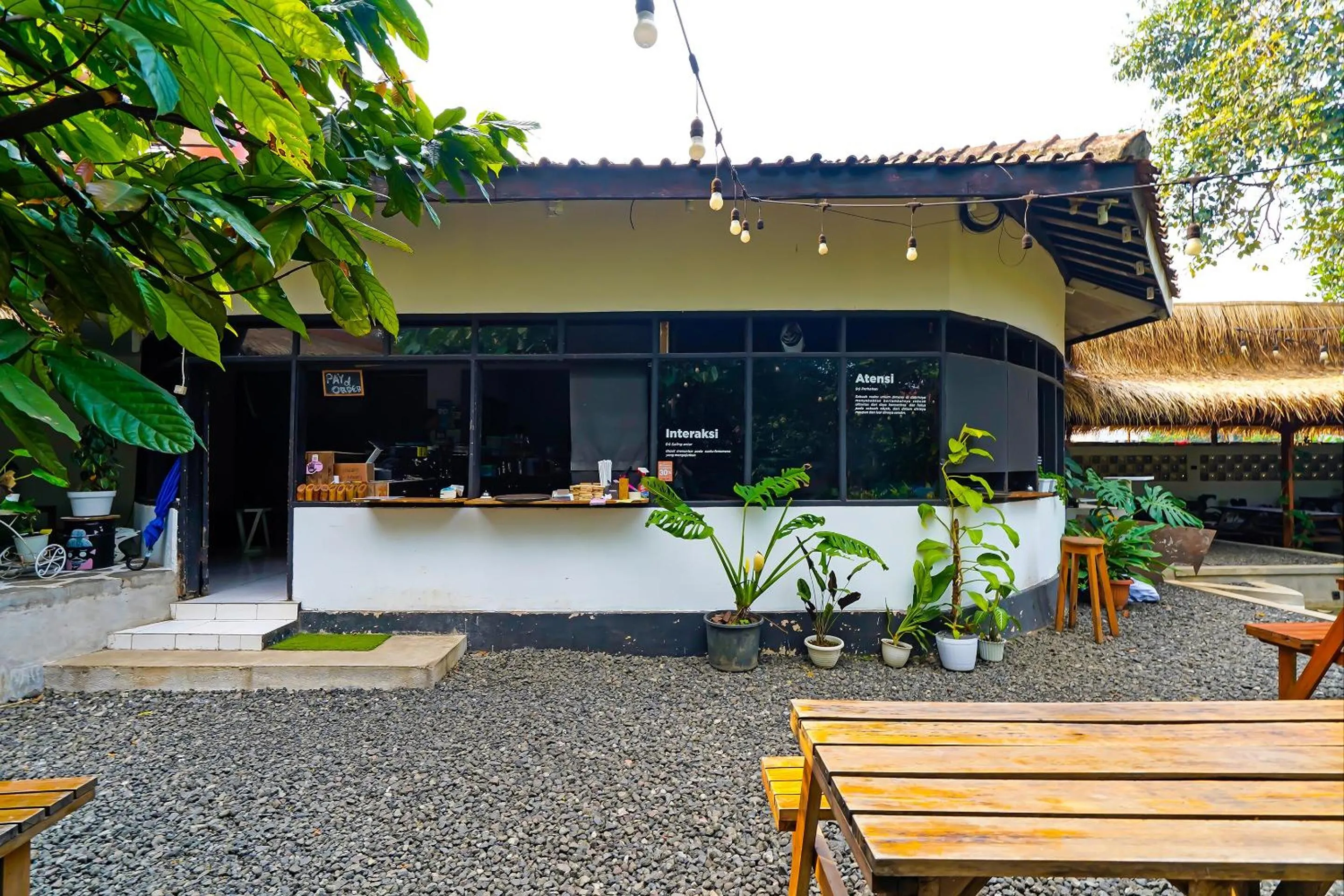 Lobby or reception in OYO Life 92835 Maya Adipuri