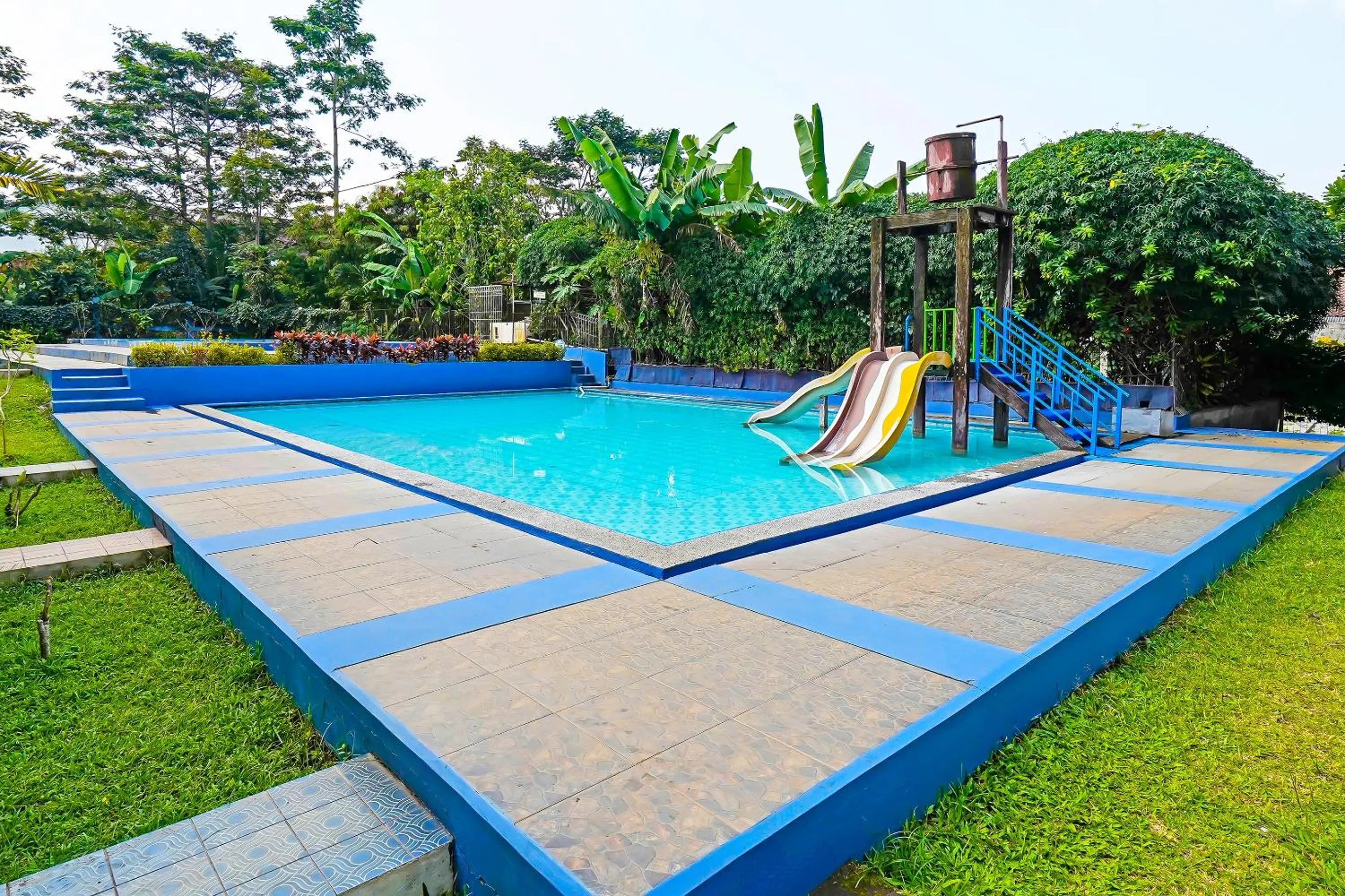 Swimming pool in OYO Life 92835 Maya Adipuri