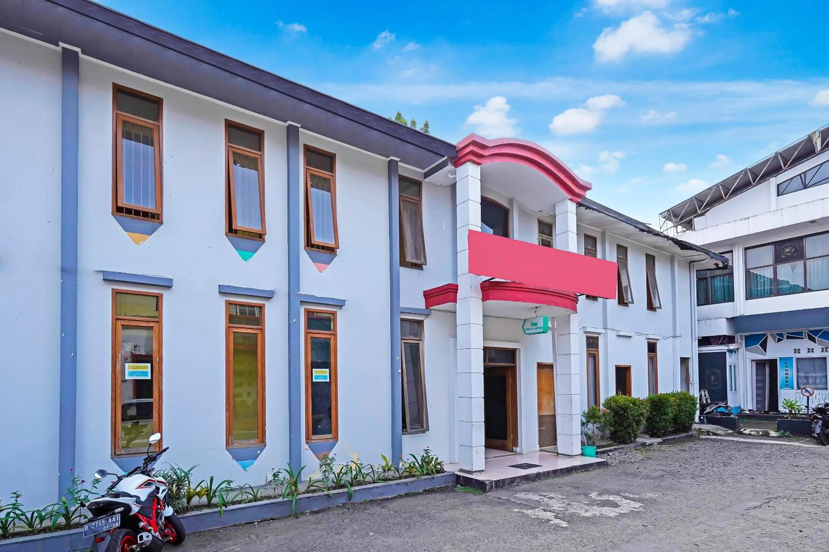 Facade/entrance in OYO Life 92835 Maya Adipuri