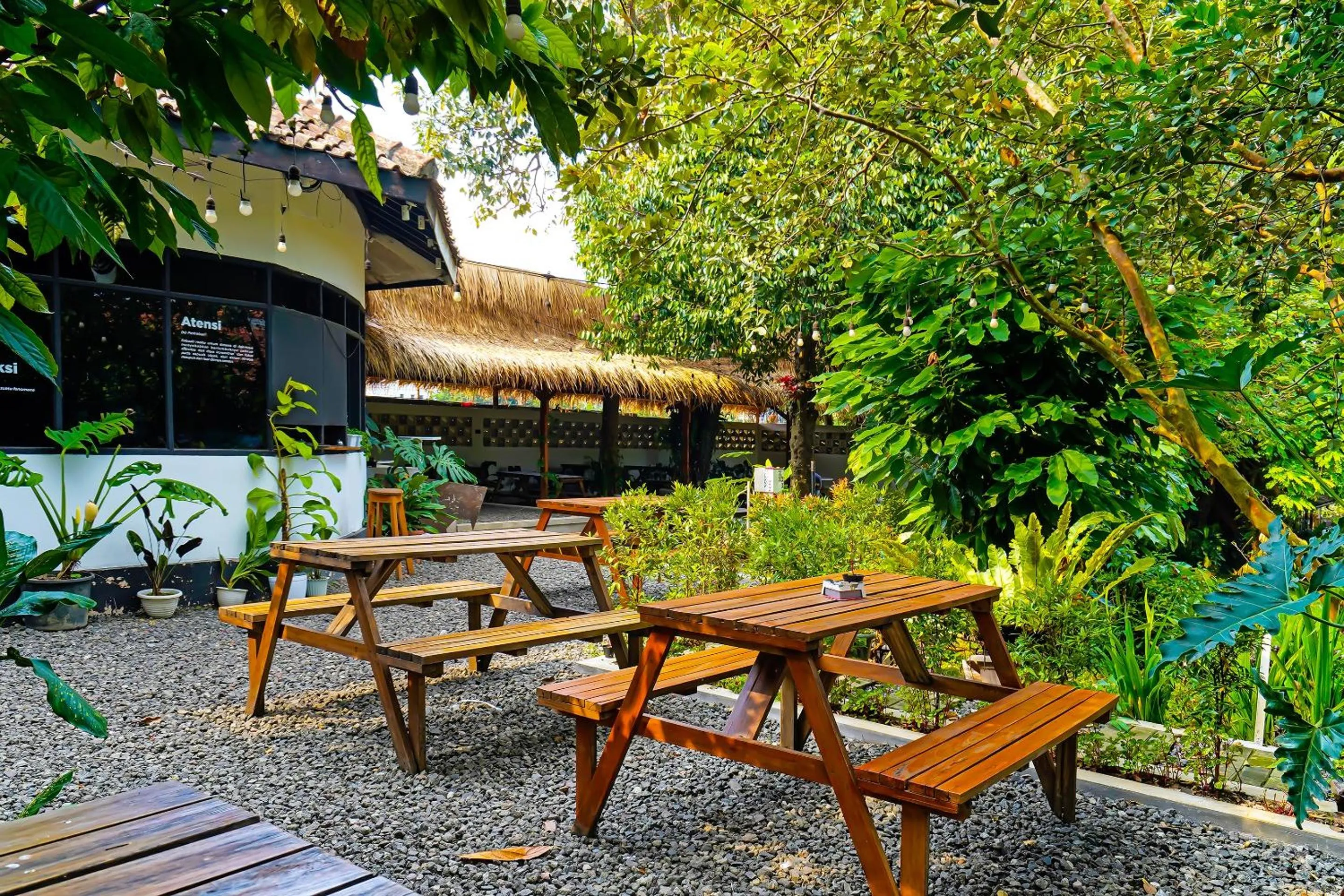 Lobby or reception in OYO Life 92835 Maya Adipuri