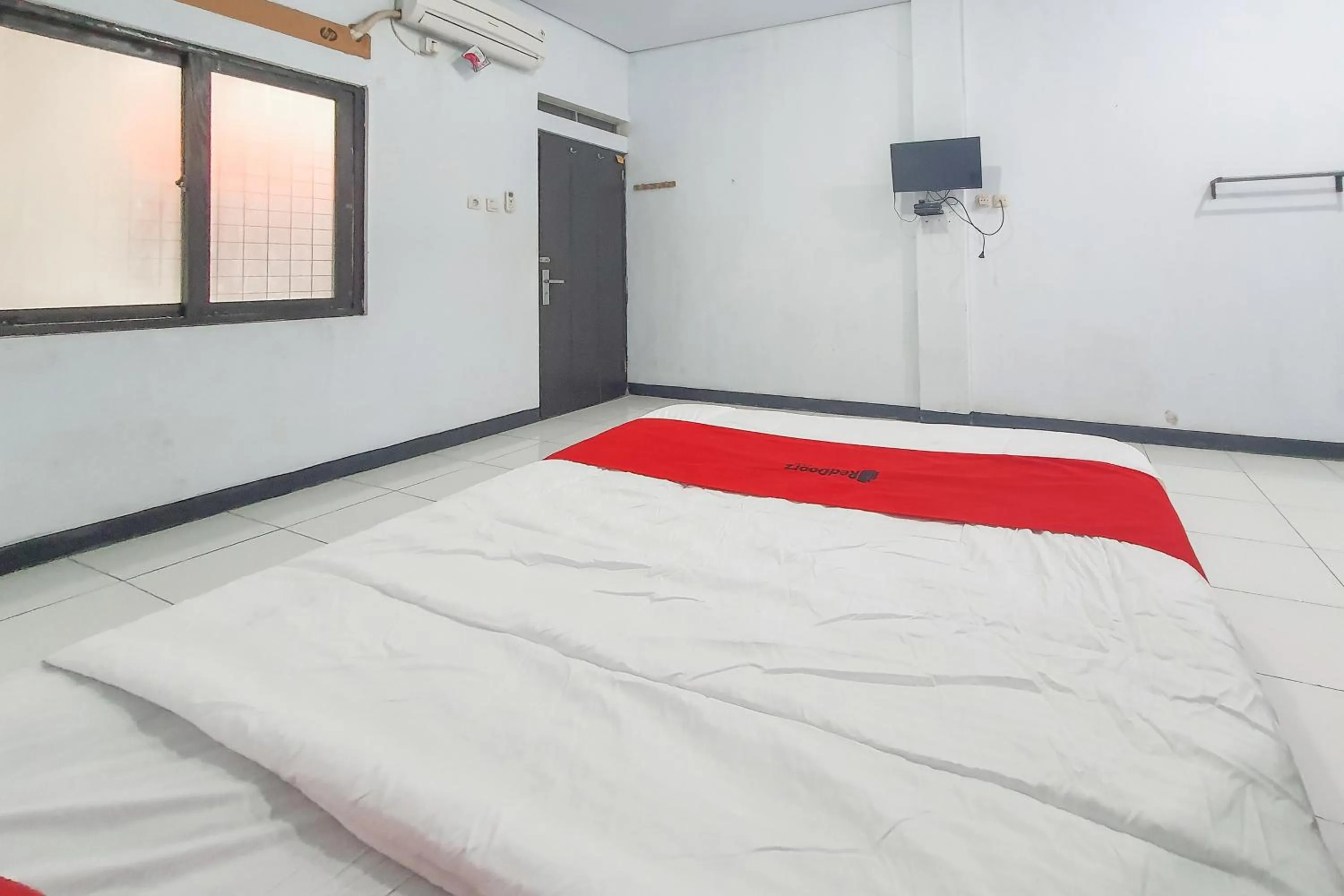 Bedroom, Bed in RedDoorz Syariah near Universitas Muhammadiyah Cirebon