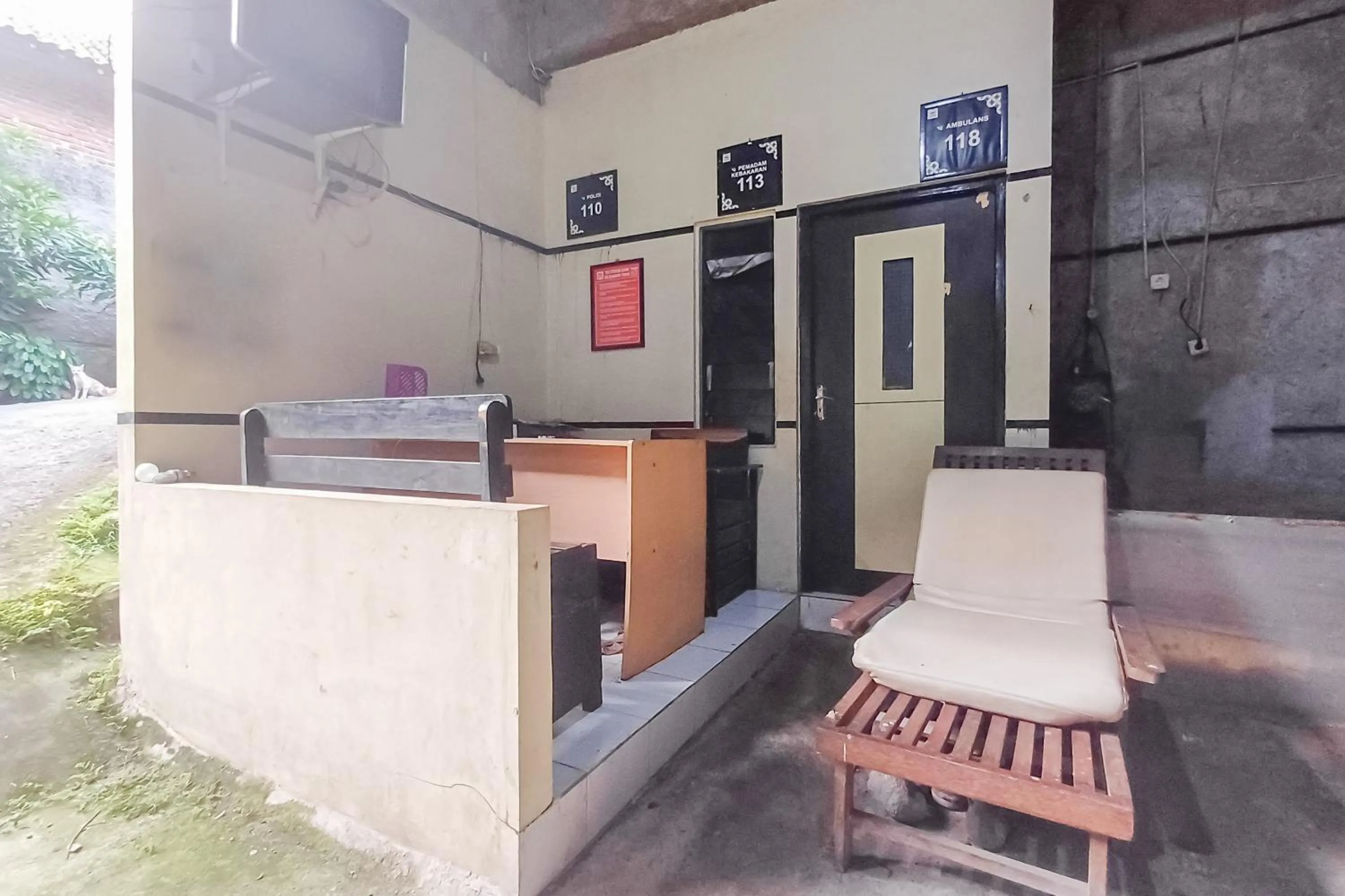 Lobby or reception in RedDoorz Syariah near Universitas Muhammadiyah Cirebon