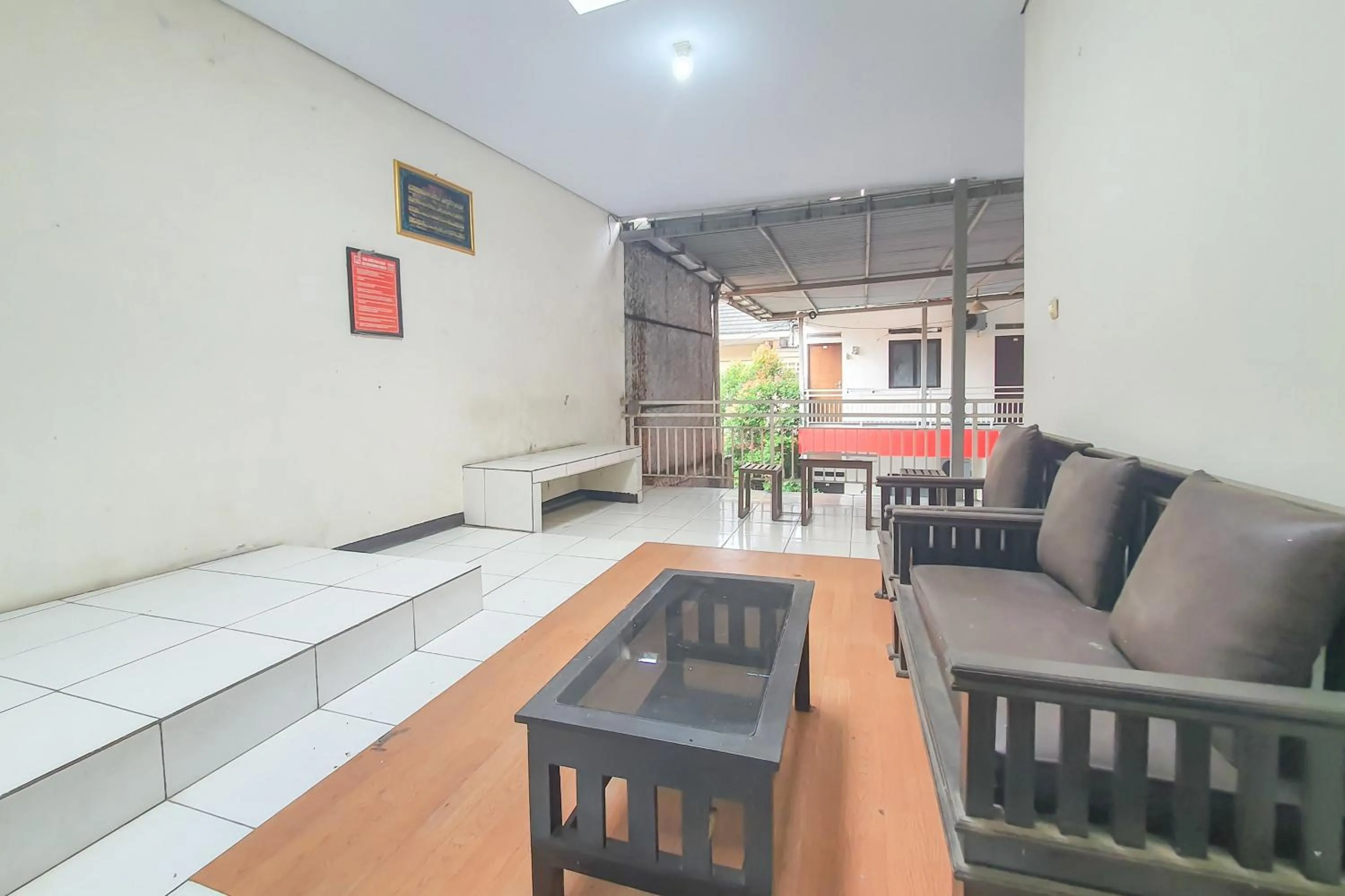 Seating area in RedDoorz Syariah near Universitas Muhammadiyah Cirebon