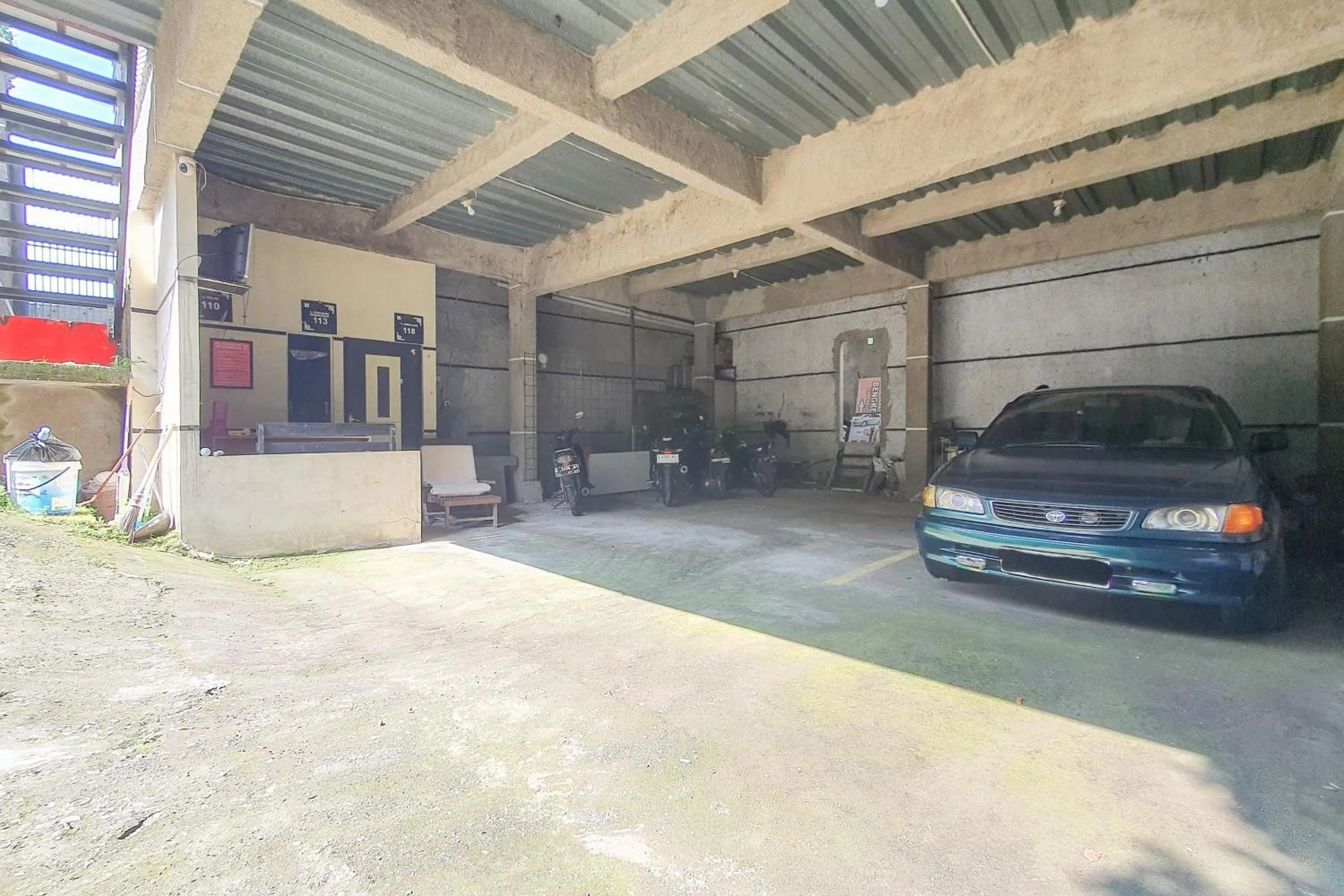 Parking in RedDoorz Syariah near Universitas Muhammadiyah Cirebon