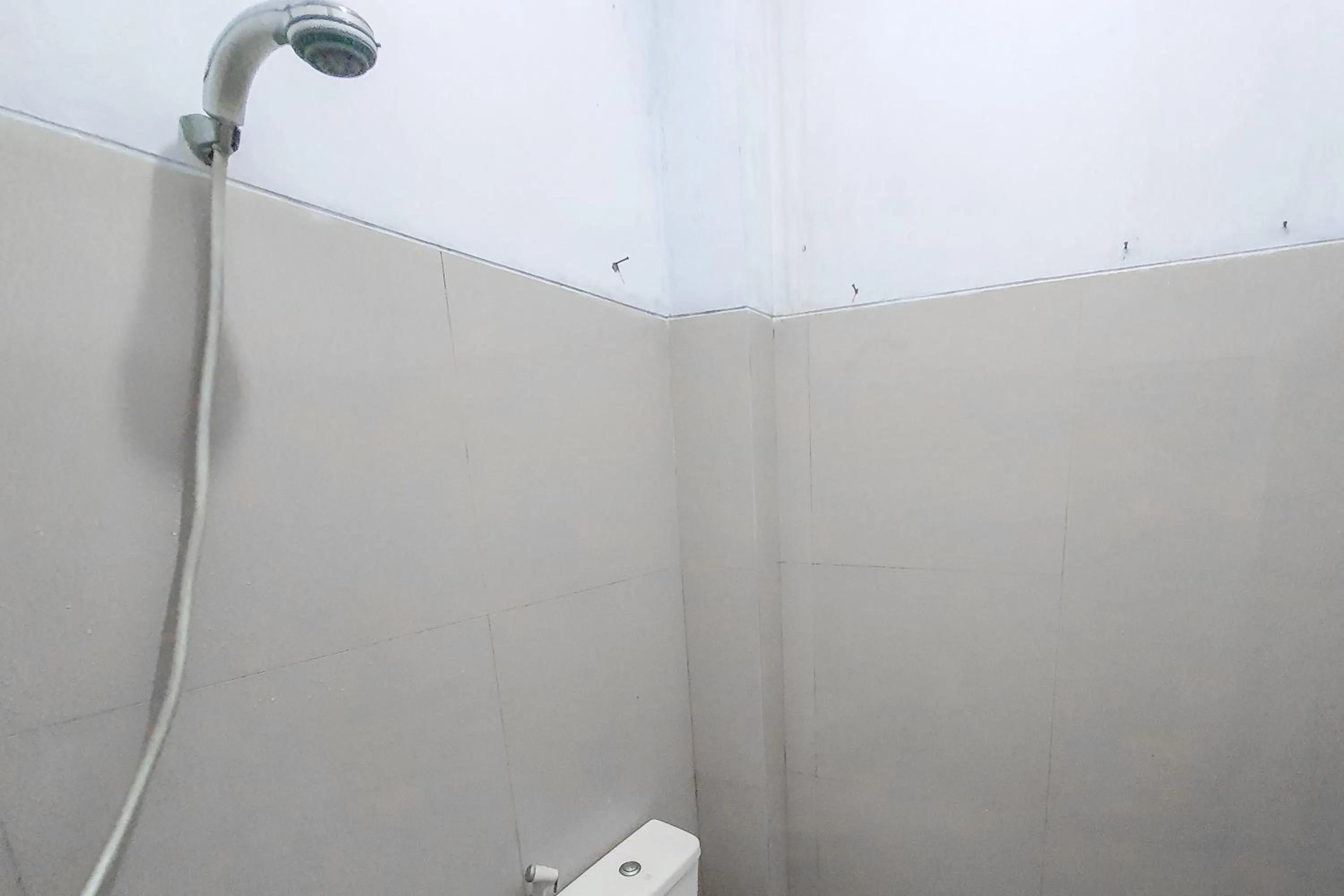 Bathroom in RedDoorz Syariah near Universitas Muhammadiyah Cirebon