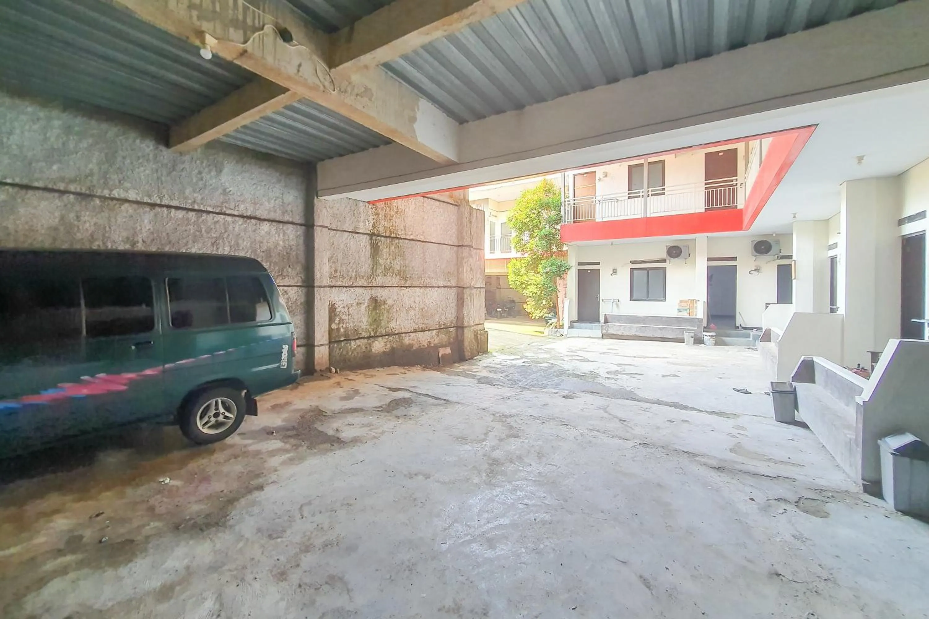 Parking in RedDoorz Syariah near Universitas Muhammadiyah Cirebon