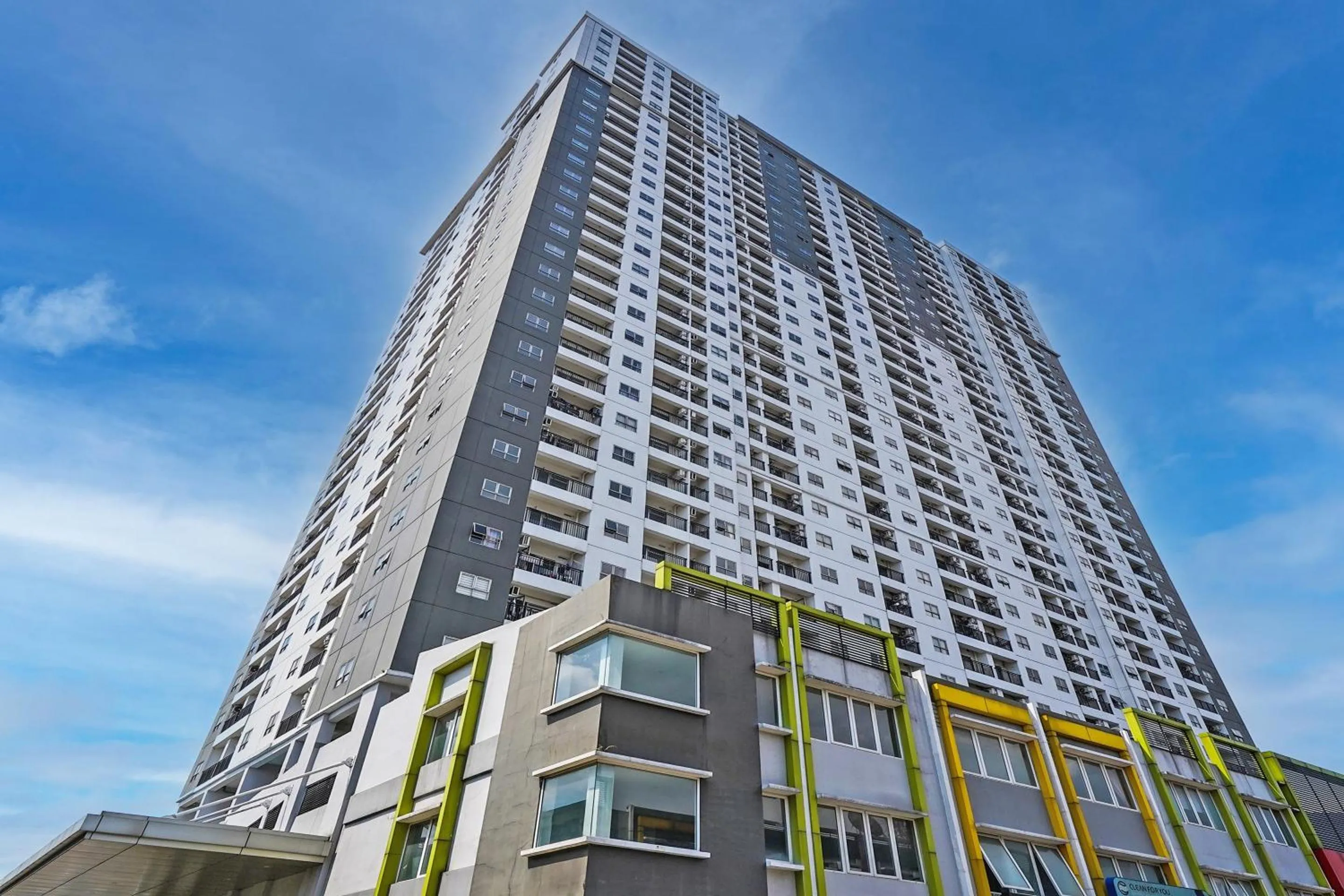 Facade/entrance in OYO Life 92548 M-square Apartment By Lins Pro