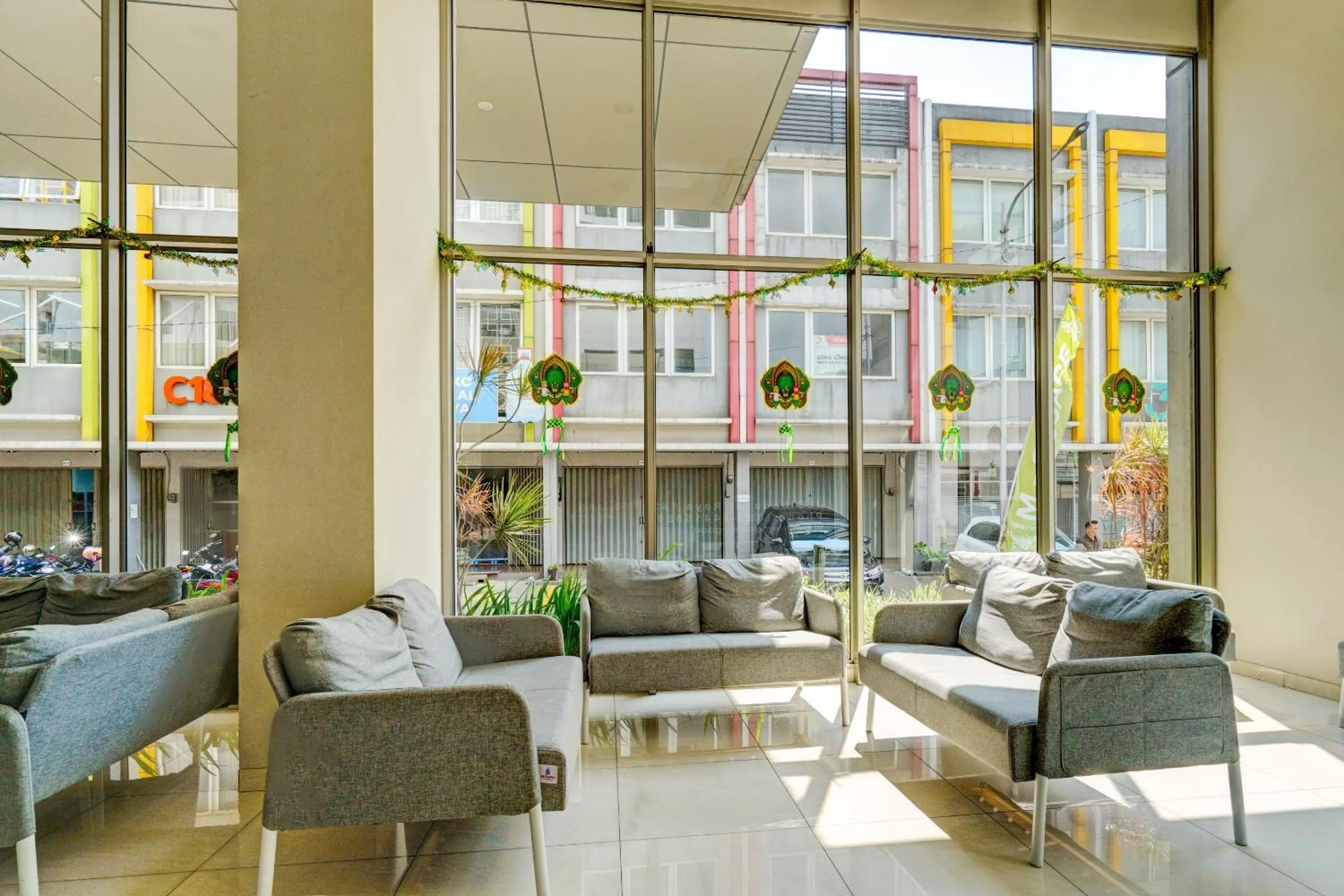 Lobby or reception in OYO Life 92548 M-square Apartment By Lins Pro