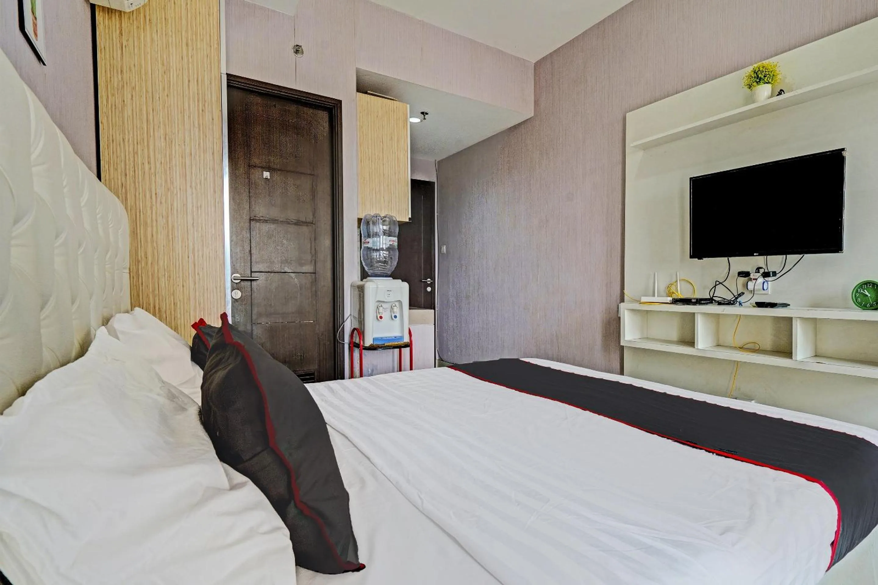 Bedroom, Bed in OYO Life 92548 M-square Apartment By Lins Pro