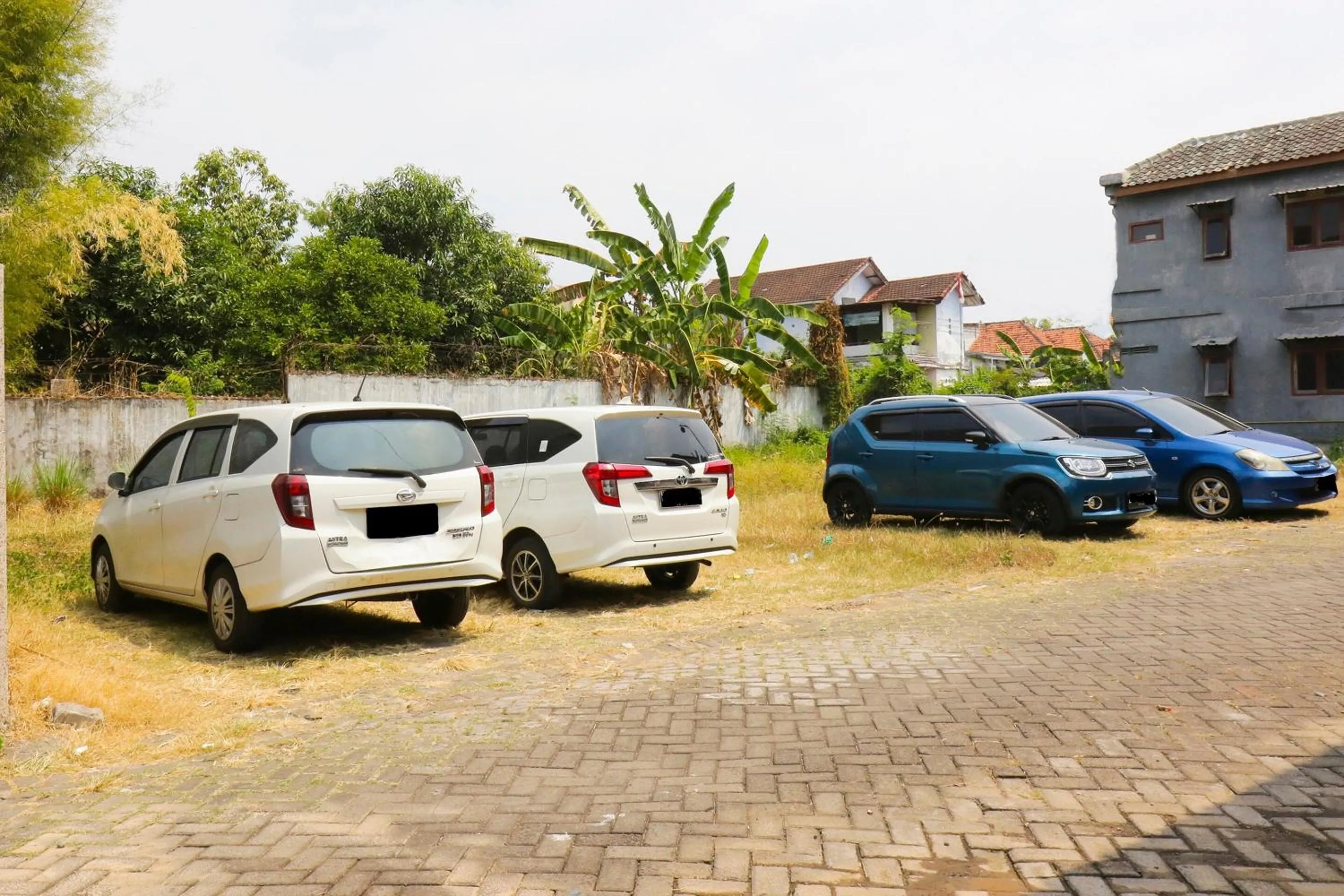 Facade/entrance in OYO Life 92922 Kost Bu Mala 1 Syariah