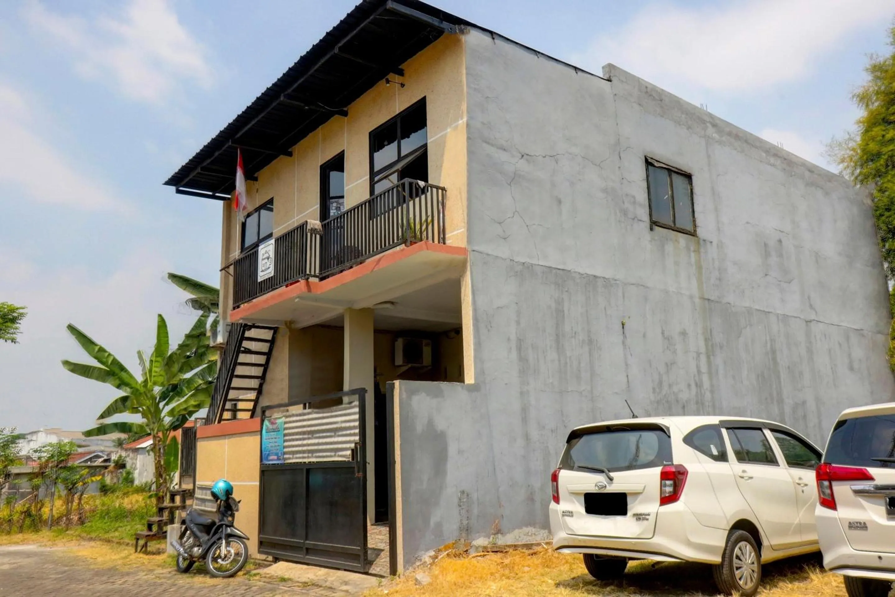Facade/entrance in OYO Life 92922 Kost Bu Mala 1 Syariah