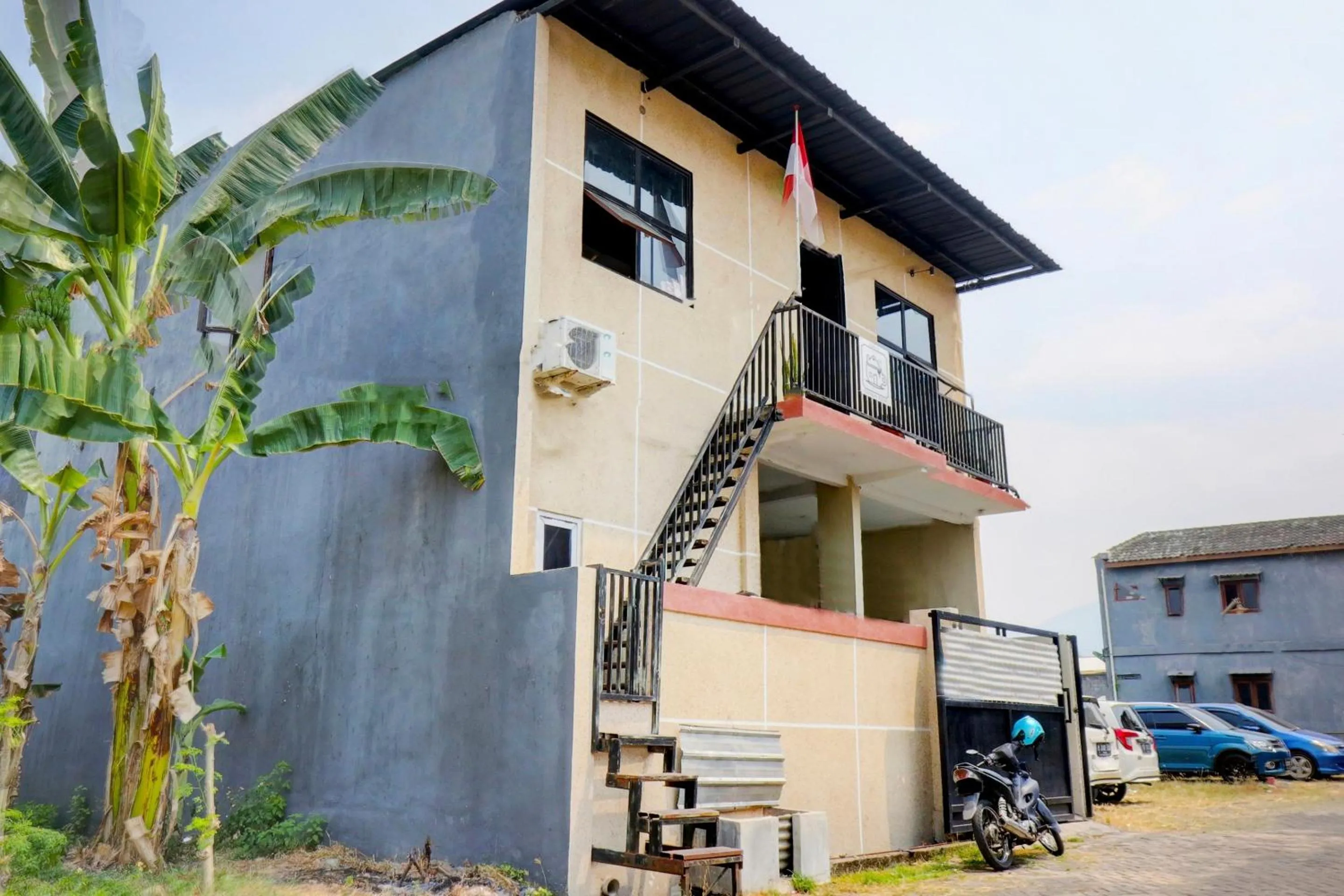 Facade/entrance in OYO Life 92922 Kost Bu Mala 1 Syariah