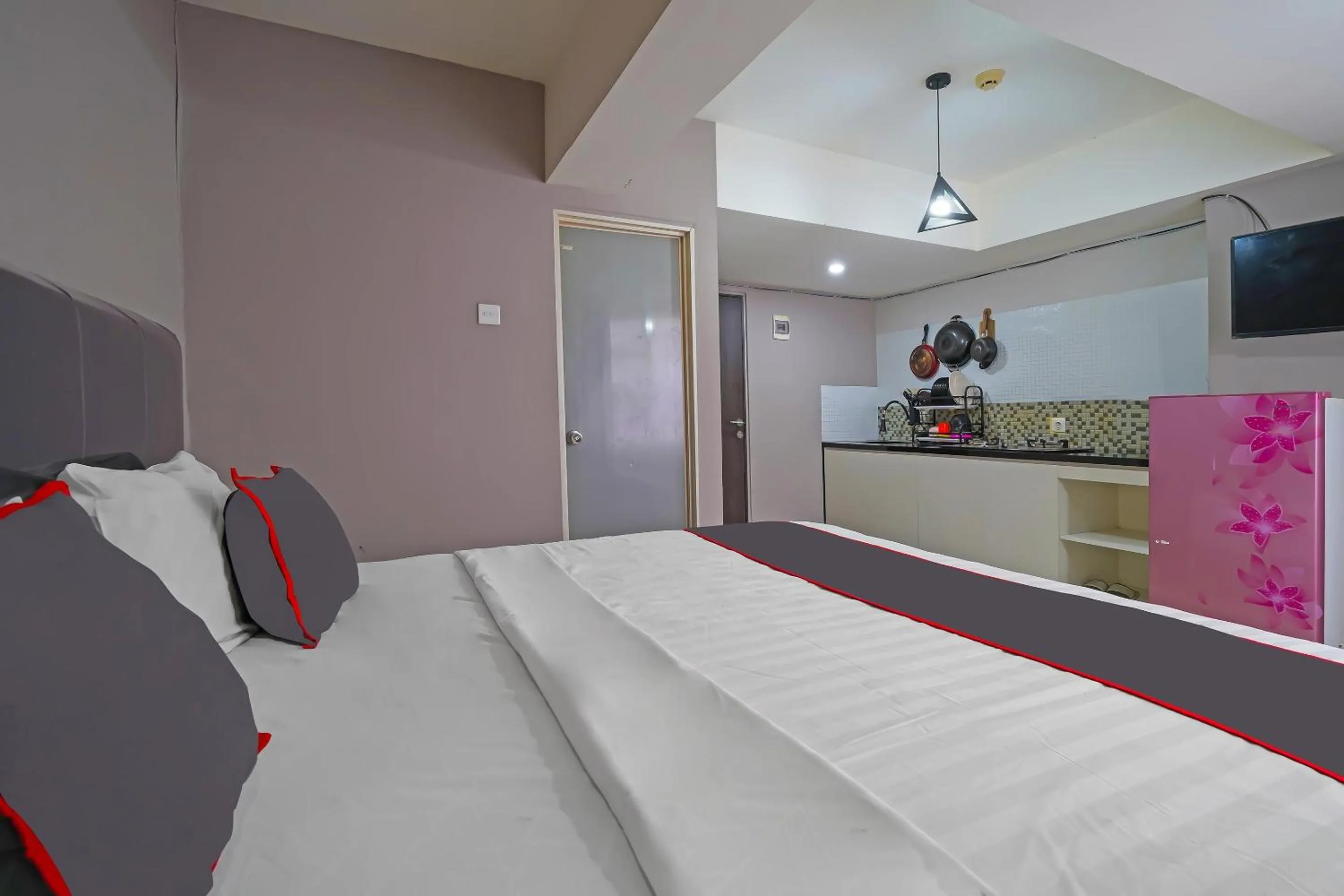 Bedroom, Bed in OYO Life 92649 Jarrdin Apartment By Glory