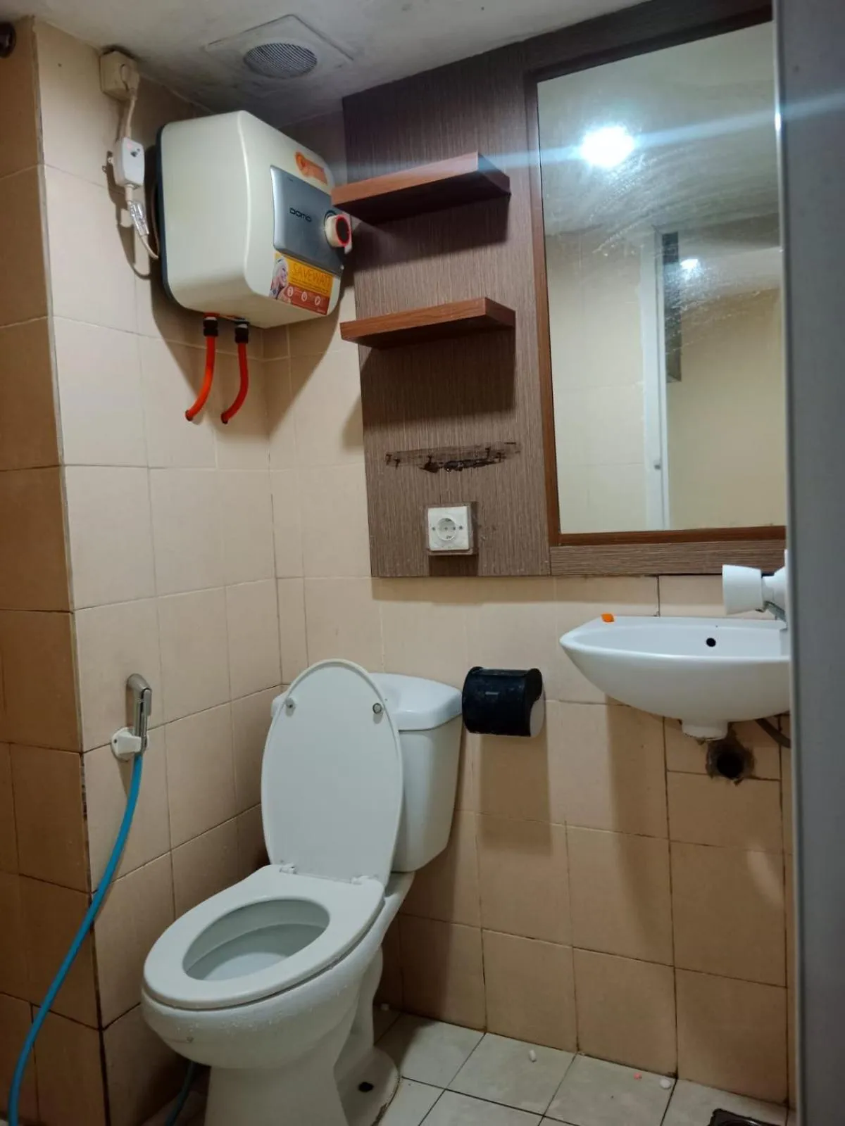 Bathroom in OYO Life 92649 Jarrdin Apartment By Glory