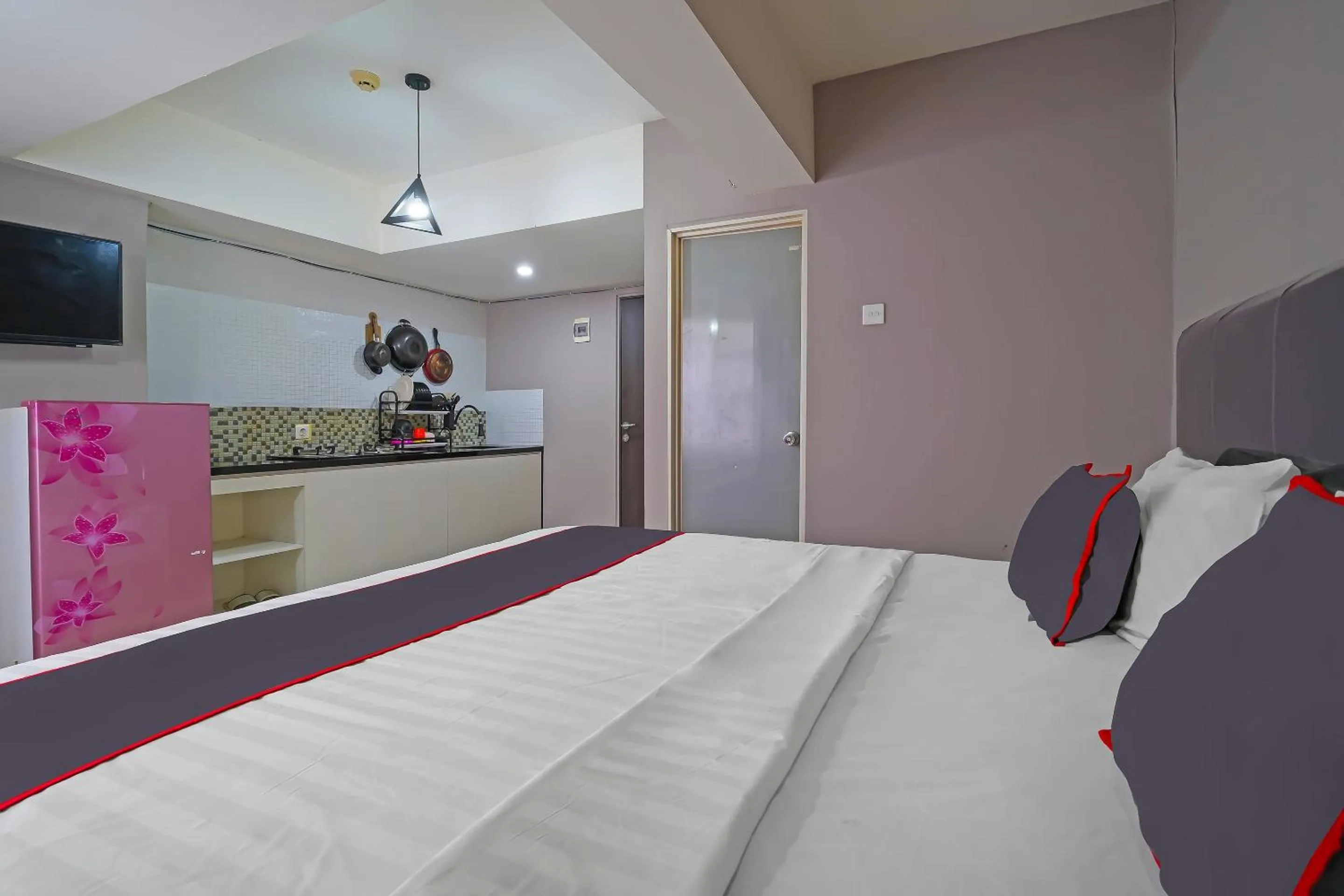 Bedroom, Bed in OYO Life 92649 Jarrdin Apartment By Glory