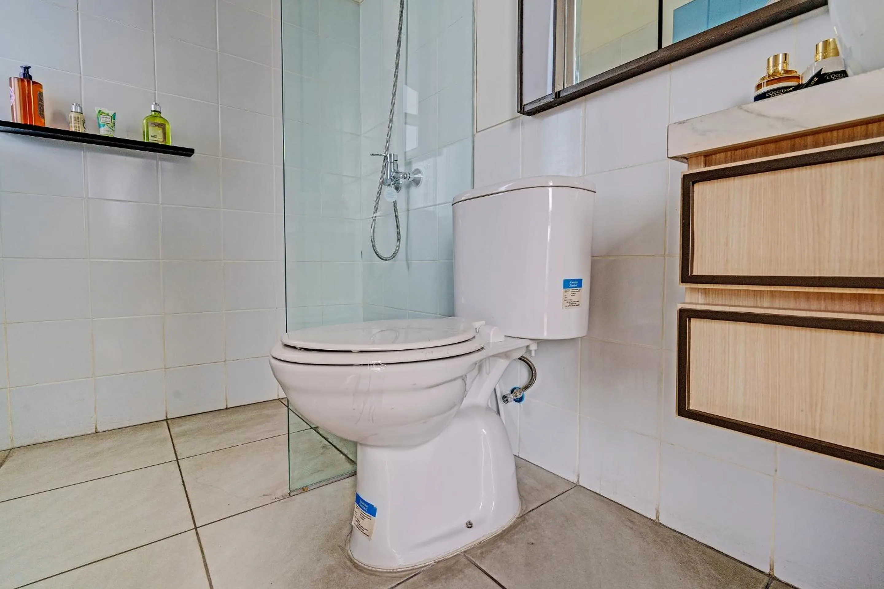 Bathroom in OYO Life 92719 Rolling Hills Residence Karawang