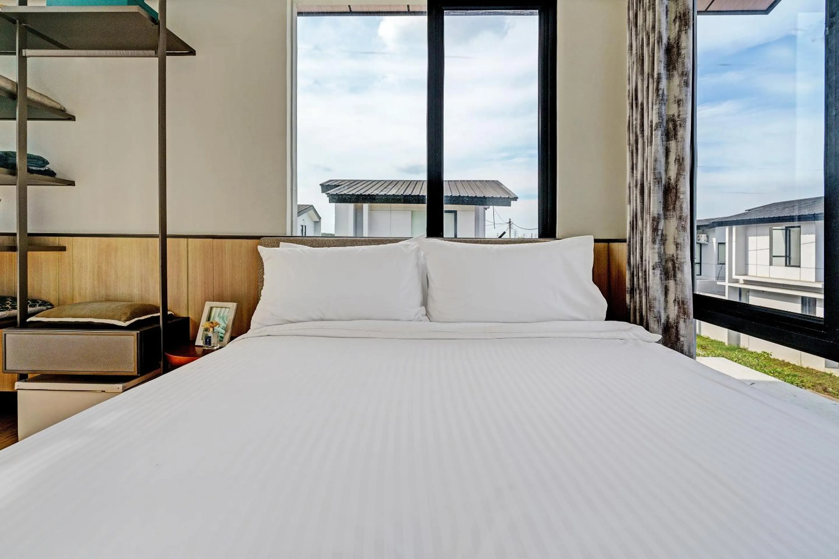 Bedroom in OYO Life 92719 Rolling Hills Residence Karawang