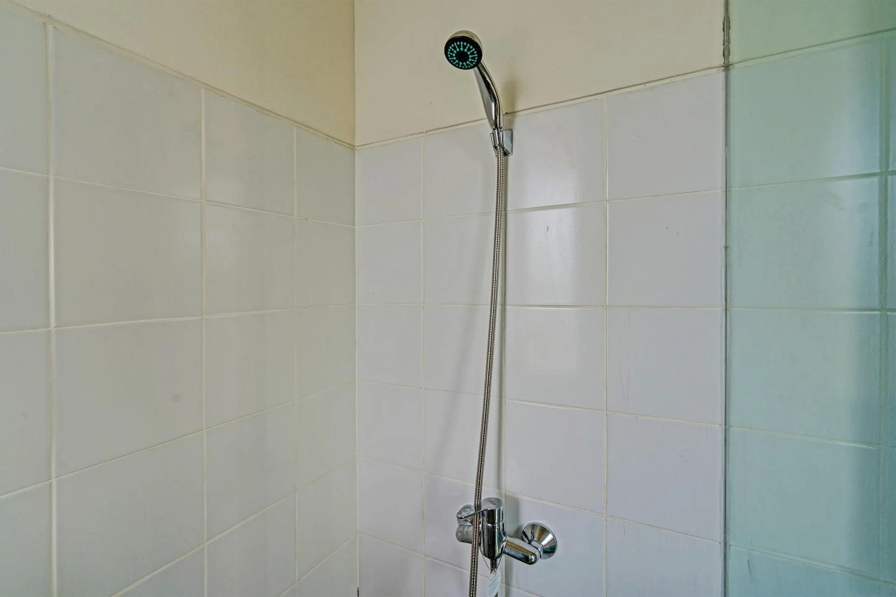 Bathroom in OYO Life 92719 Rolling Hills Residence Karawang