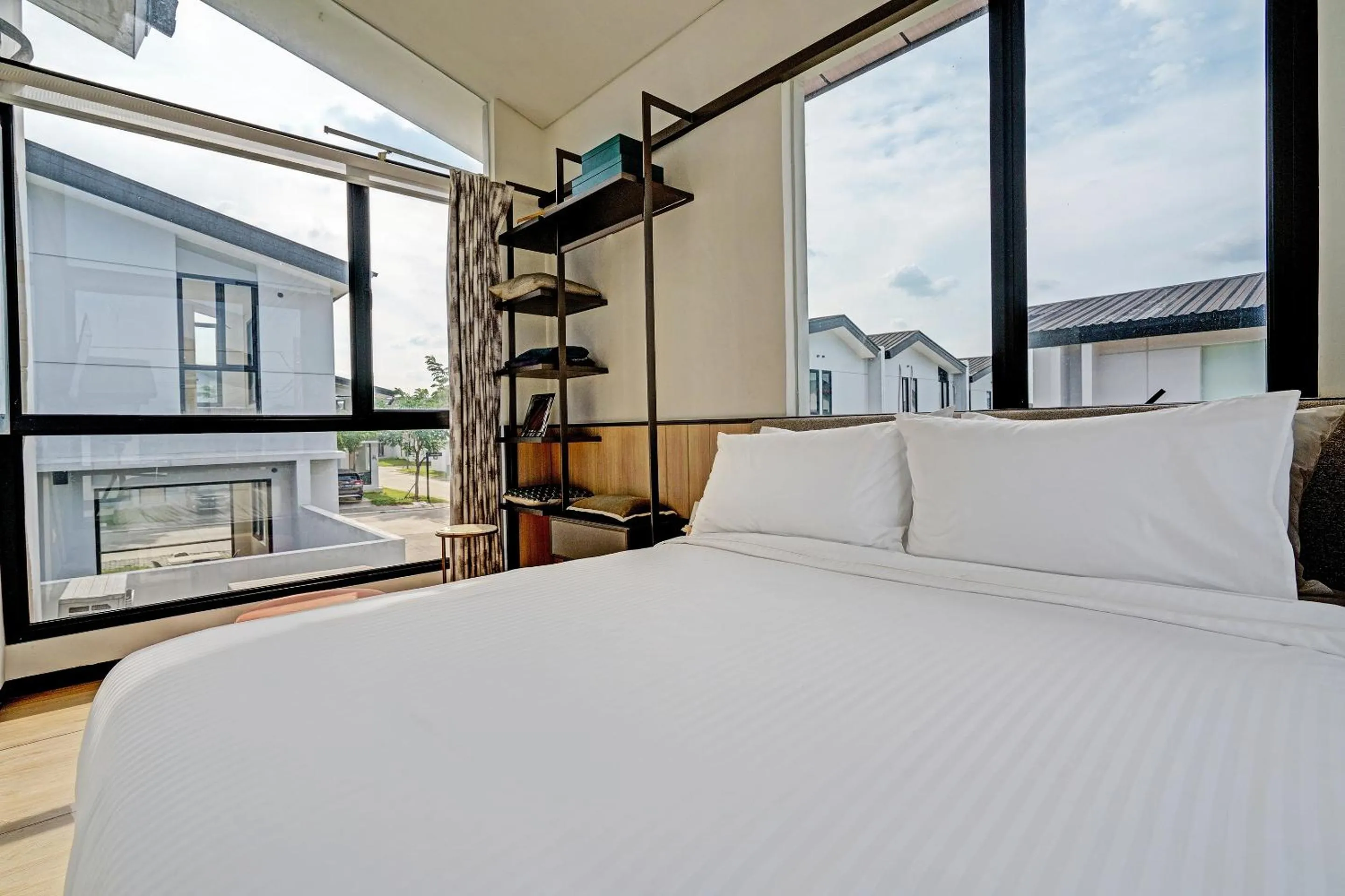 Bedroom in OYO Life 92719 Rolling Hills Residence Karawang