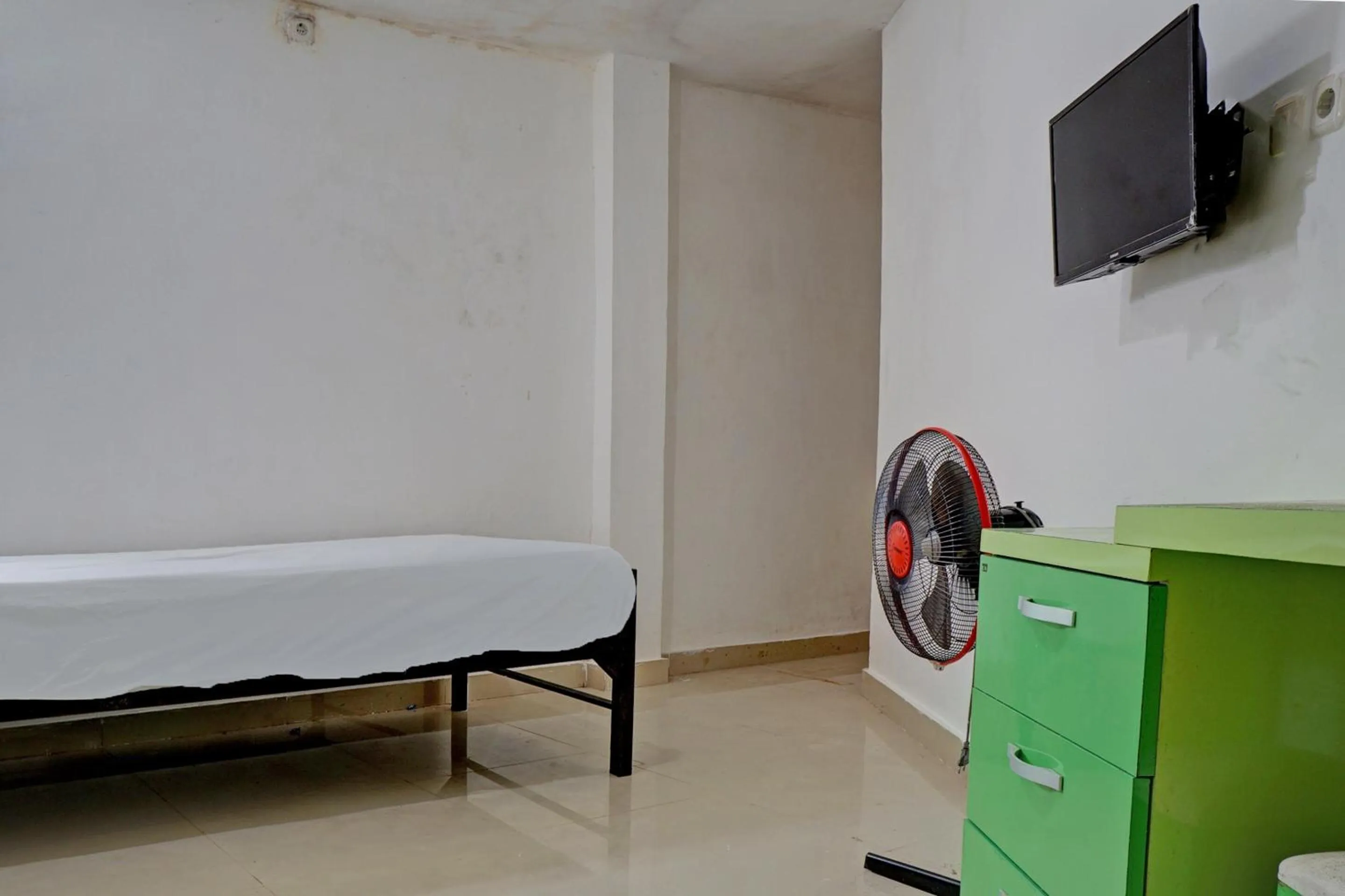 Bedroom, Bed in OYO Life 92919 Kost Wijaya Kusuma Lake Syariah