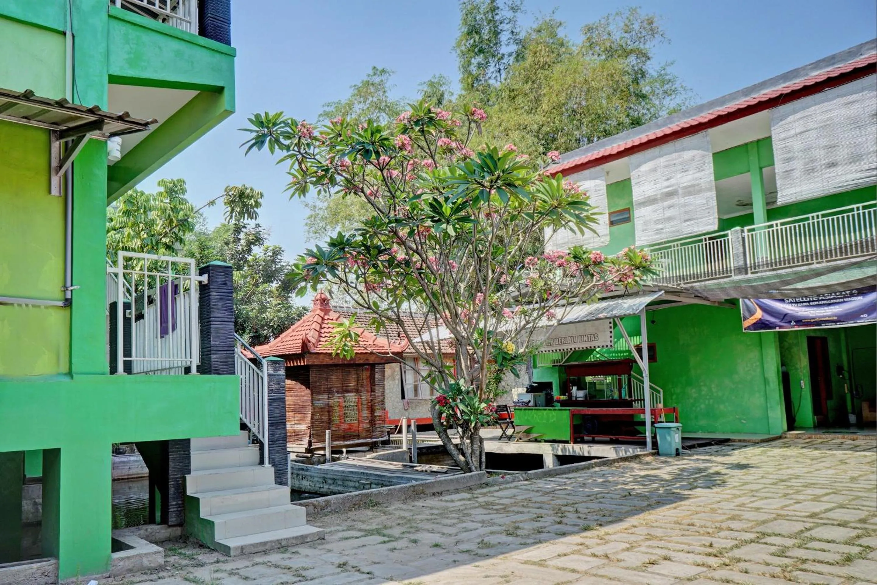 Facade/entrance in OYO Life 92919 Kost Wijaya Kusuma Lake Syariah