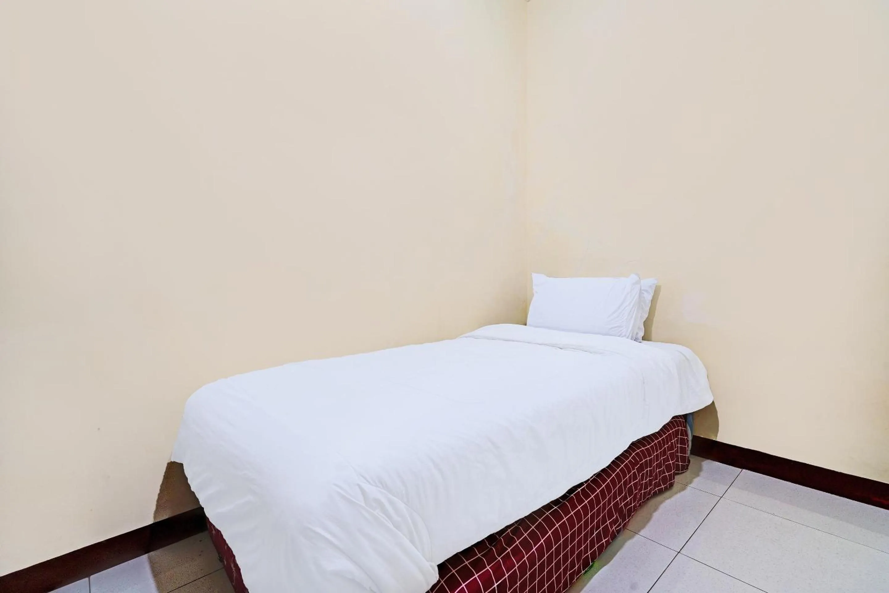 Bedroom, Bed in OYO Life 92546 Kost Merah Bojongsoang Syariah