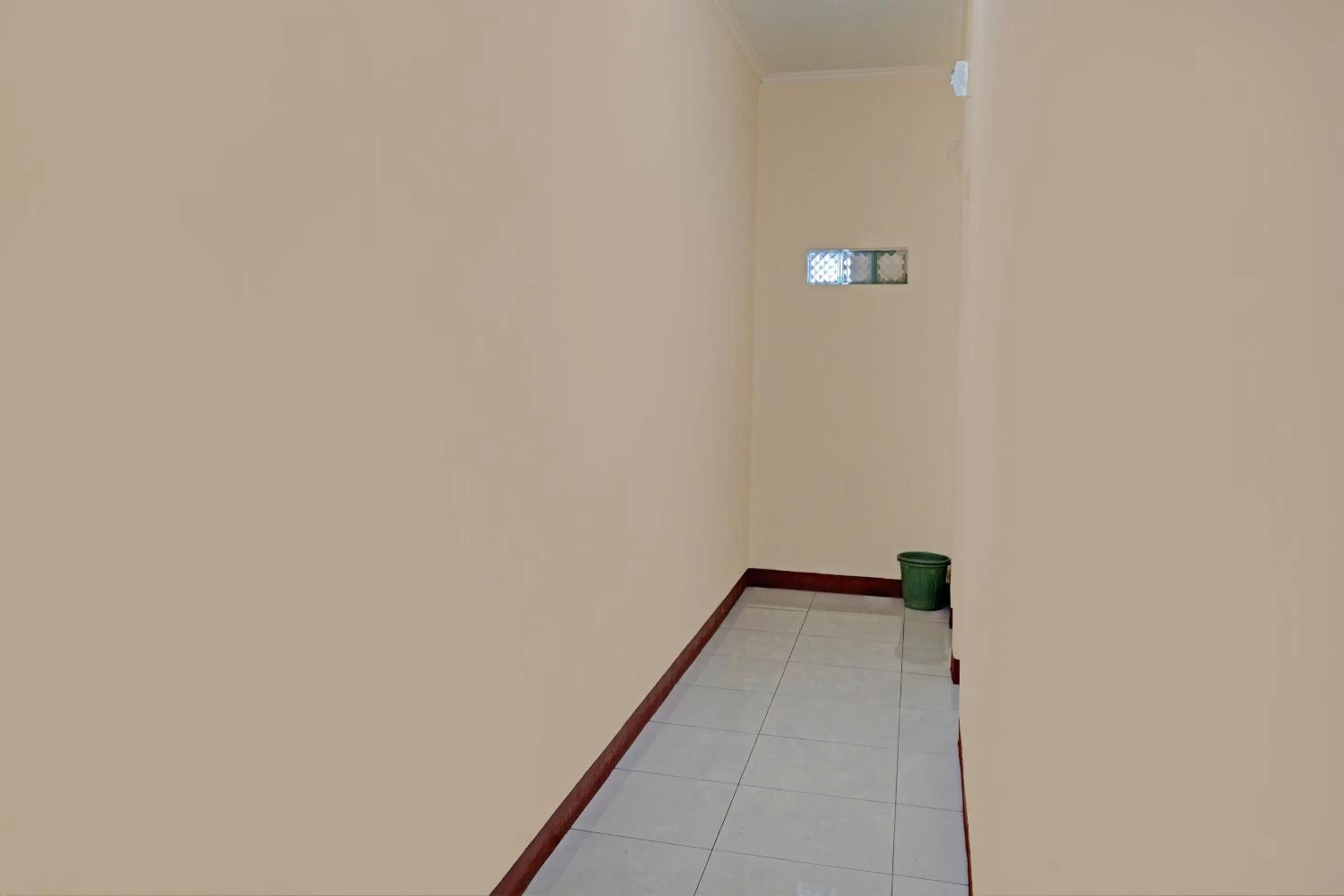 OYO Life 92546 Kost Merah Bojongsoang Syariah