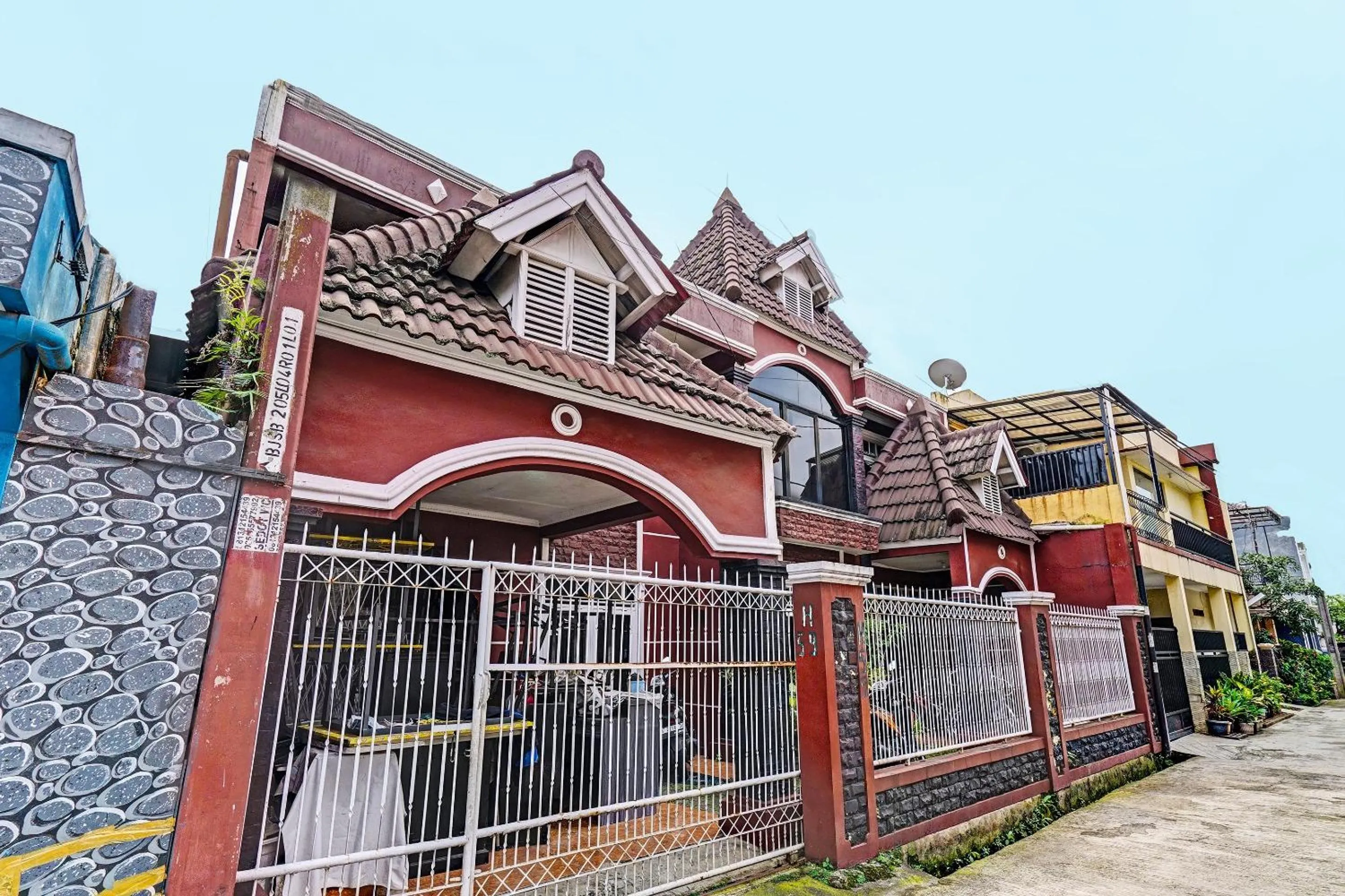 Facade/entrance in OYO Life 92546 Kost Merah Bojongsoang Syariah