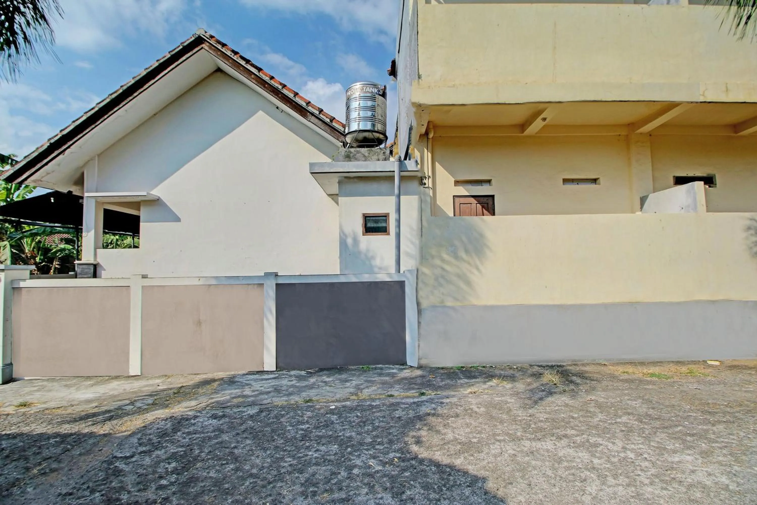 Facade/entrance in OYO Life 92954 Shanti Kost