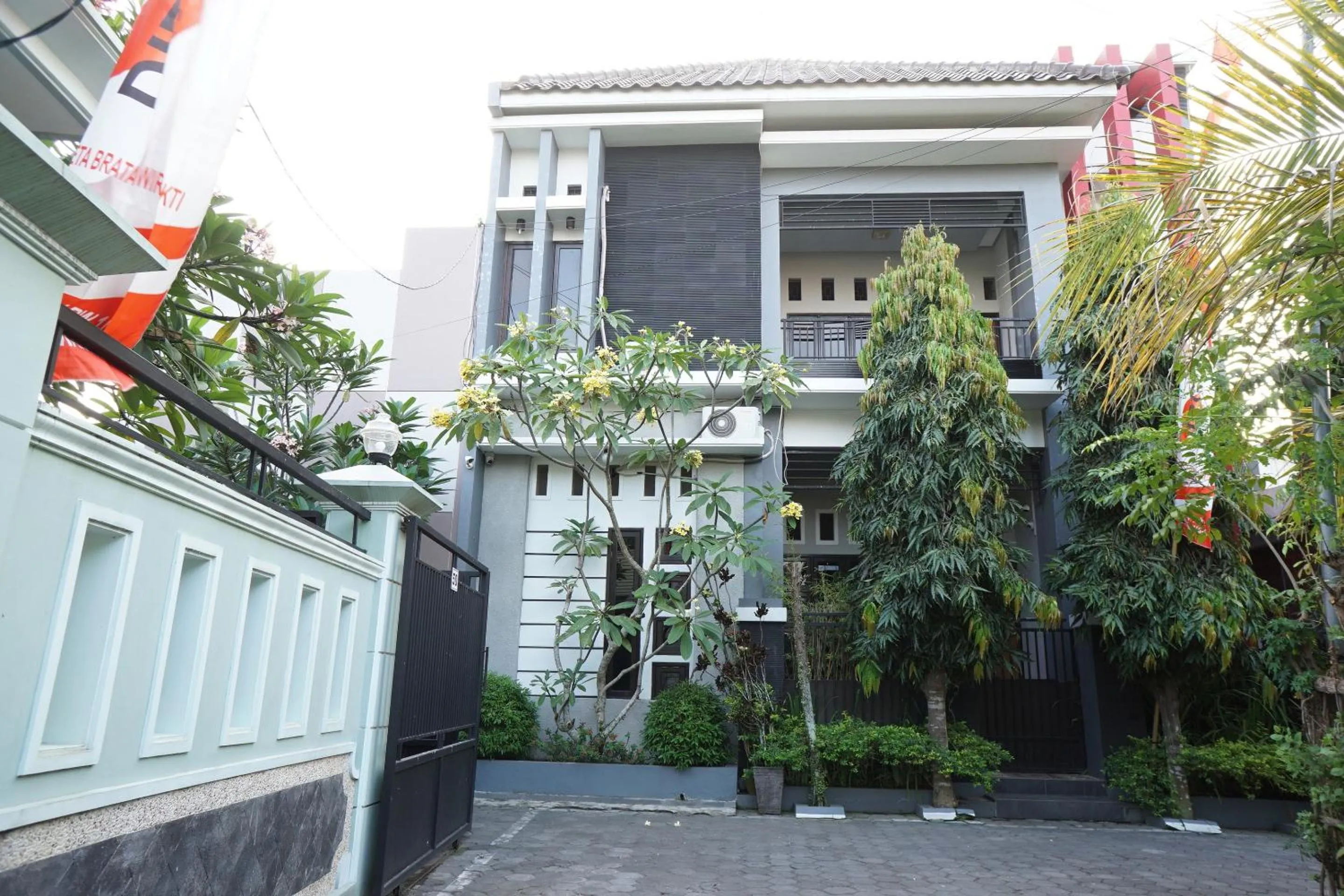 Facade/entrance in OYO Life 93045 Kost Putra Bu Ketut