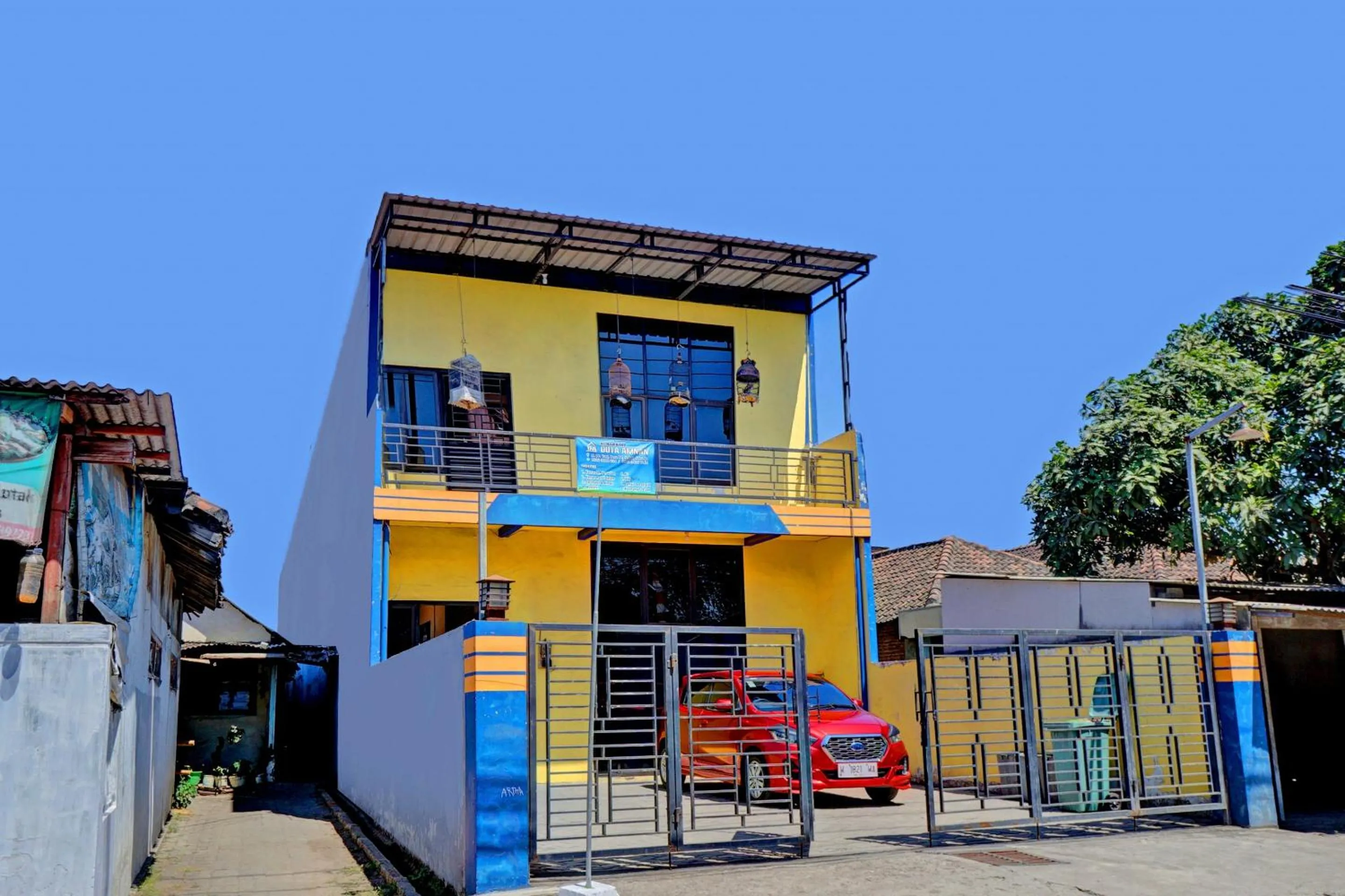 Facade/entrance in OYO Life 92915 Duta Amnan Syariah